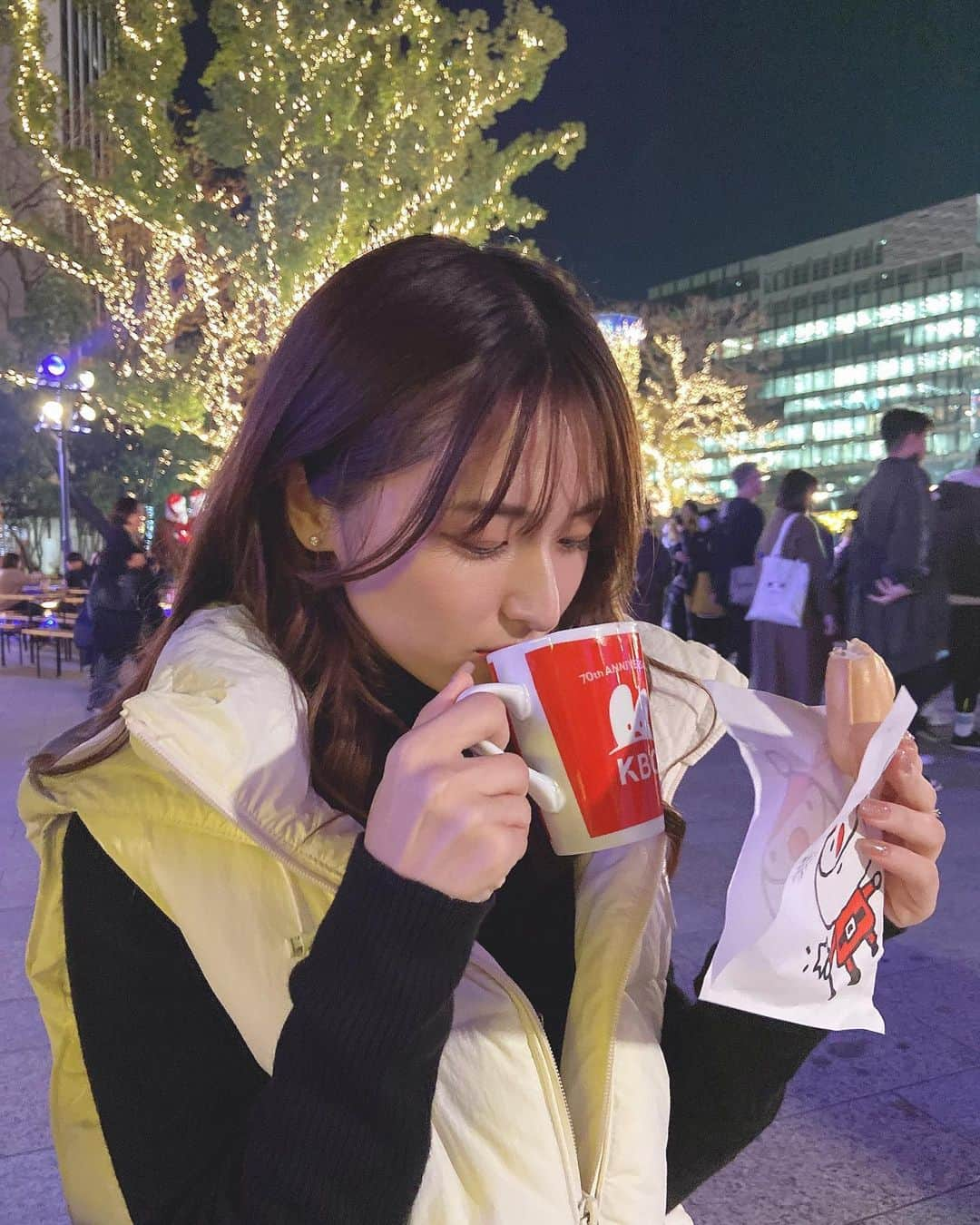 渡邊菜々のインスタグラム：「KBC 70th Anniversary FESTA de SANTA 🎅🏻  貴賓館前のクリスマスアドベントにロケで行ってきたよ〜.🎄  貴賓館前には約100体以上のサンタがいるんだよ〜🤣 すごいよねー！！！！！  ホットココア飲んでほっこり〜🤤 充実した1日でした🎅🏻 (もうクリスマスだよ〜1年って早いね〜笑)  #kbc70thanniversaryfestadesanta  #kbc#santa#貴賓館#クリスマスアドベント #福岡#天神#中洲#博多 #クリスマスマーケット」