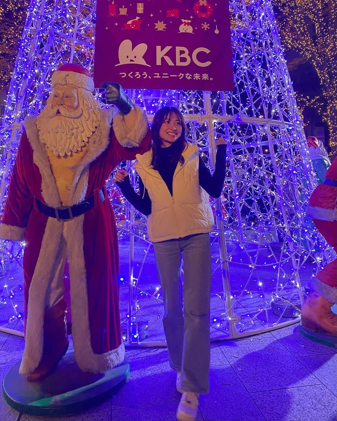 渡邊菜々さんのインスタグラム写真 - (渡邊菜々Instagram)「KBC 70th Anniversary FESTA de SANTA 🎅🏻  貴賓館前のクリスマスアドベントにロケで行ってきたよ〜.🎄  貴賓館前には約100体以上のサンタがいるんだよ〜🤣 すごいよねー！！！！！  ホットココア飲んでほっこり〜🤤 充実した1日でした🎅🏻 (もうクリスマスだよ〜1年って早いね〜笑)  #kbc70thanniversaryfestadesanta  #kbc#santa#貴賓館#クリスマスアドベント #福岡#天神#中洲#博多 #クリスマスマーケット」11月22日 21時54分 - watanana1225