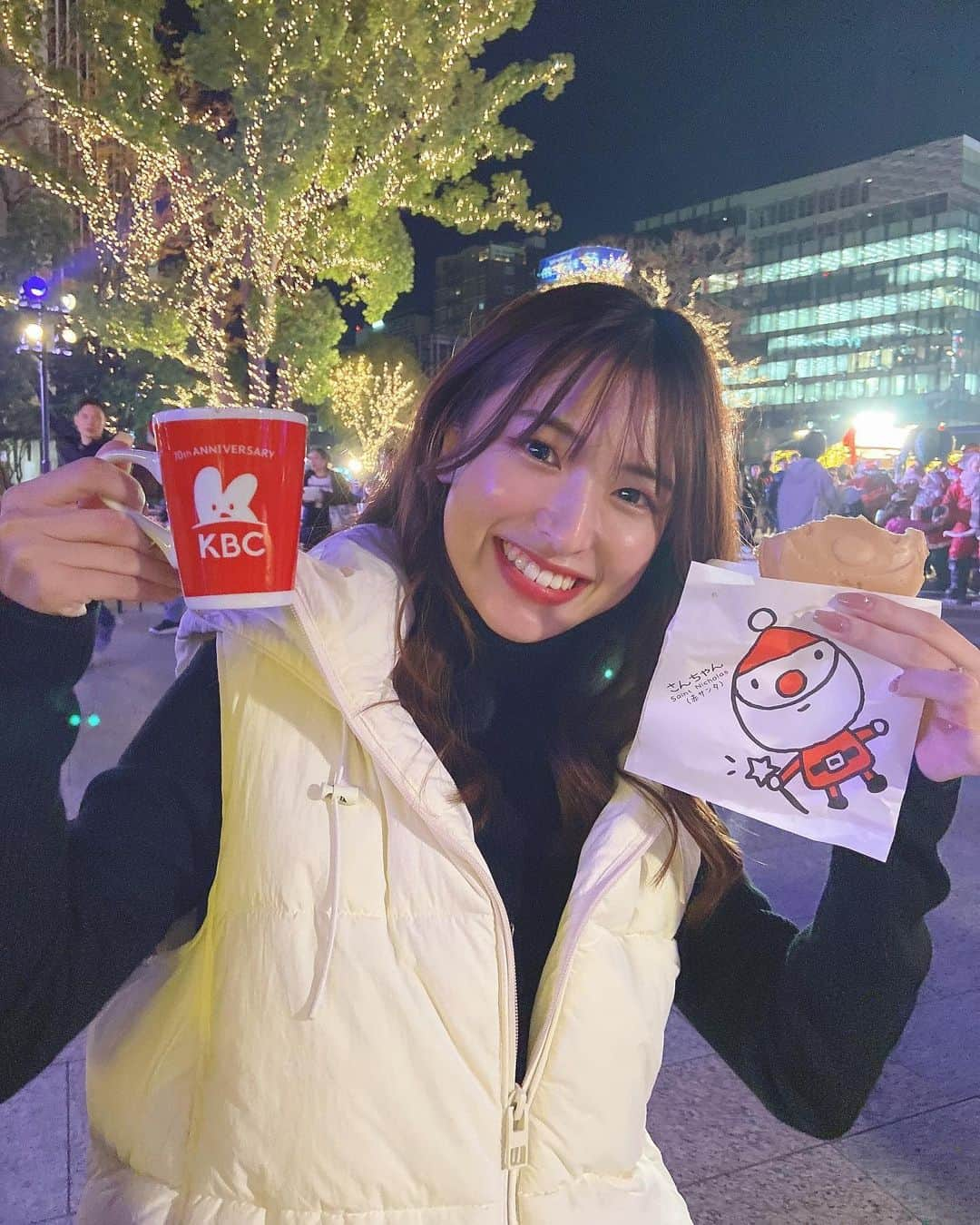 渡邊菜々さんのインスタグラム写真 - (渡邊菜々Instagram)「KBC 70th Anniversary FESTA de SANTA 🎅🏻  貴賓館前のクリスマスアドベントにロケで行ってきたよ〜.🎄  貴賓館前には約100体以上のサンタがいるんだよ〜🤣 すごいよねー！！！！！  ホットココア飲んでほっこり〜🤤 充実した1日でした🎅🏻 (もうクリスマスだよ〜1年って早いね〜笑)  #kbc70thanniversaryfestadesanta  #kbc#santa#貴賓館#クリスマスアドベント #福岡#天神#中洲#博多 #クリスマスマーケット」11月22日 21時54分 - watanana1225