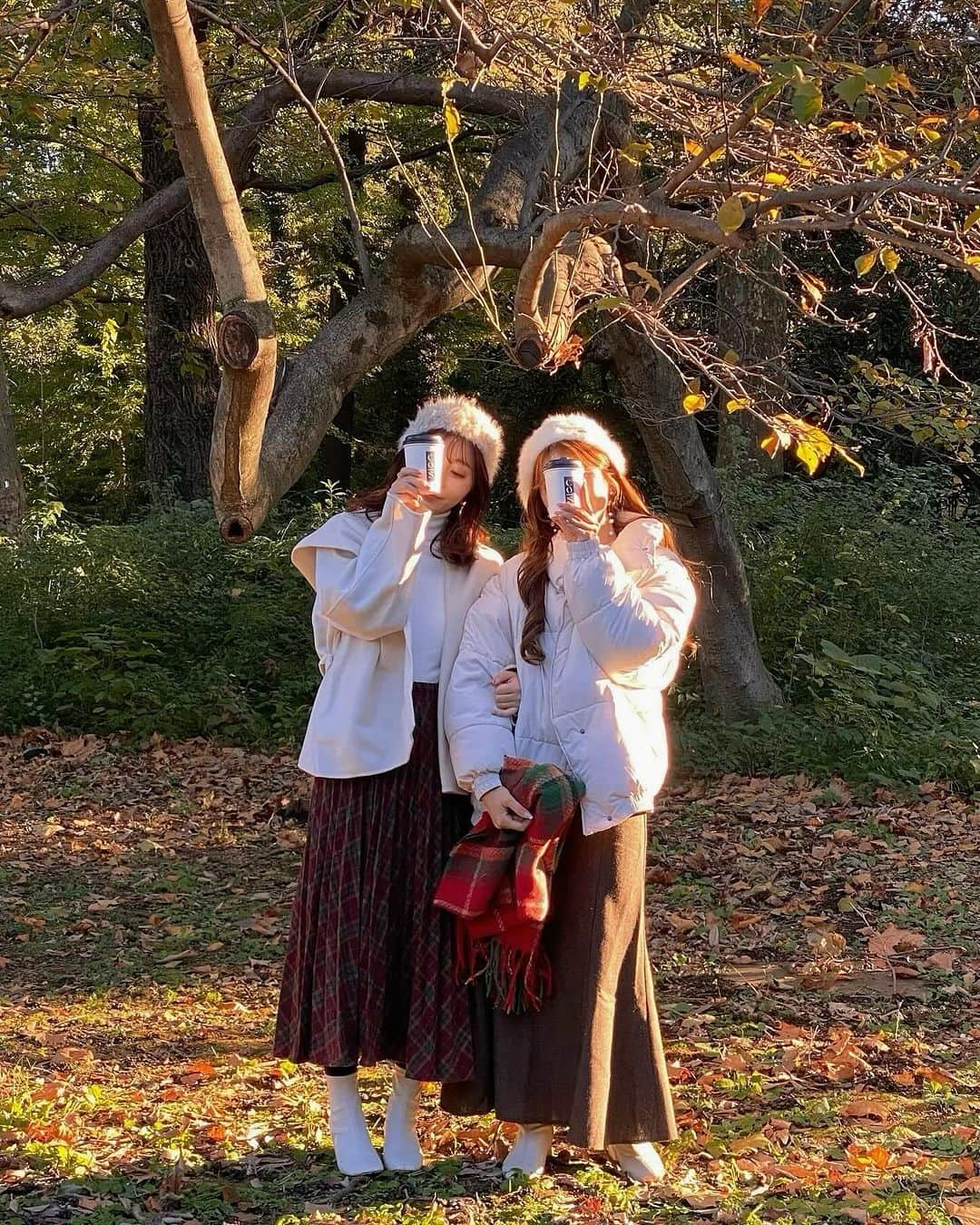 横田亜美さんのインスタグラム写真 - (横田亜美Instagram)「. クリスマスピクニック🧺🎄 . 可愛い小物もレンタルできて 手ぶらでピクニックできちゃう 超便利🎅◎❤️❤️ @picnic_mimi  . @snidel_official の展示会で注文した コートと帽子届いてるんるんの私🎶 . . #ピクニック #クリスマス #新宿カフェ #新宿御苑 #新宿 #ピクニックデート #ピクニックコーデ #ピクニック日和 #新宿御苑前 #秋ピクニック #秋 #shinjuku #shinjukugyoen #shinjukutokyo #picnic」11月22日 21時55分 - amimi0218