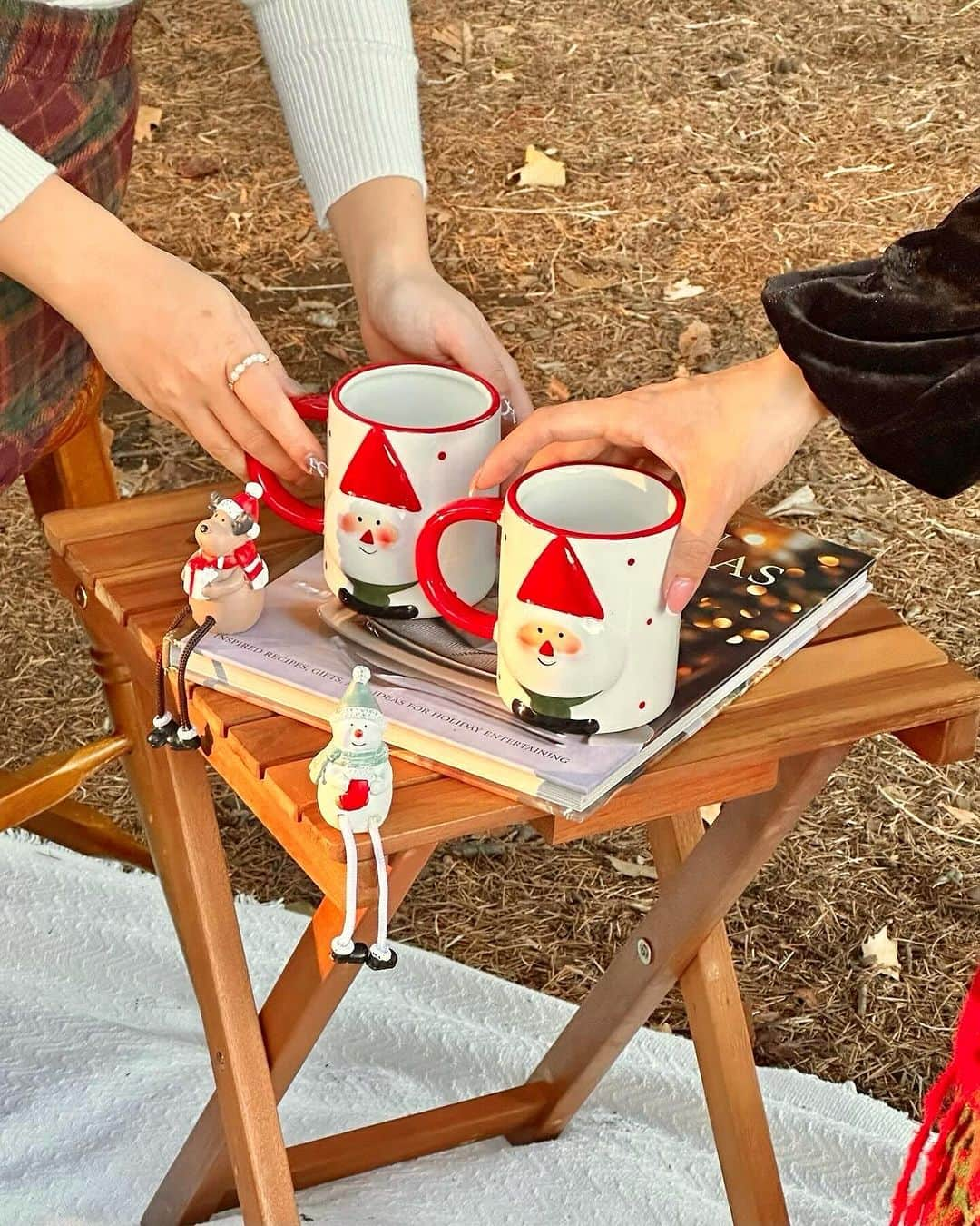 横田亜美のインスタグラム：「. クリスマスピクニック🧺🎄 . 可愛い小物もレンタルできて 手ぶらでピクニックできちゃう 超便利🎅◎❤️❤️ @picnic_mimi  . @snidel_official の展示会で注文した コートと帽子届いてるんるんの私🎶 . . #ピクニック #クリスマス #新宿カフェ #新宿御苑 #新宿 #ピクニックデート #ピクニックコーデ #ピクニック日和 #新宿御苑前 #秋ピクニック #秋 #shinjuku #shinjukugyoen #shinjukutokyo #picnic」