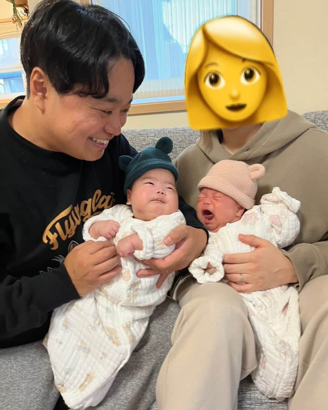 はぎちゃんのインスタグラム：「NICUから退院した娘ちゃんも合流して、初めての家族写真👨‍👩‍👧‍👦 ちょっと見ない間に2人共成長しててパパは嬉しい様な寂しい様なってやつですわ😭 2人共可愛過ぎてゲボ吐きそうで、ぐずると抱っこして、ミルクあげてをしてたらあっとゆー間に時間が過ぎて、これが毎日ってほんま里帰りで子育て頑張ってくれてる奥さんと奥さん家族に感謝です！ くー早く一緒に住みたい！！！ #いい夫婦の日  #家族写真 #子育て #はぎちゃん #社長芸人 #双子のパパ #株式会社ピヨピヨ #ピヨピヨ軽貨物」