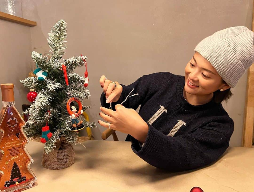 並木万里菜のインスタグラム：「今年はミニクリスマスツリーを飾って クリスマソングも聴いて はやくもクリスマスムード突入🤶🎄 今月クリスマスマーケットも行く予定です。  #クリスマスツリー  #クリスマス雑貨  #並木万里菜#テレビ朝日アナウンサー#テレビ朝日#テレ朝#アナウンサー」