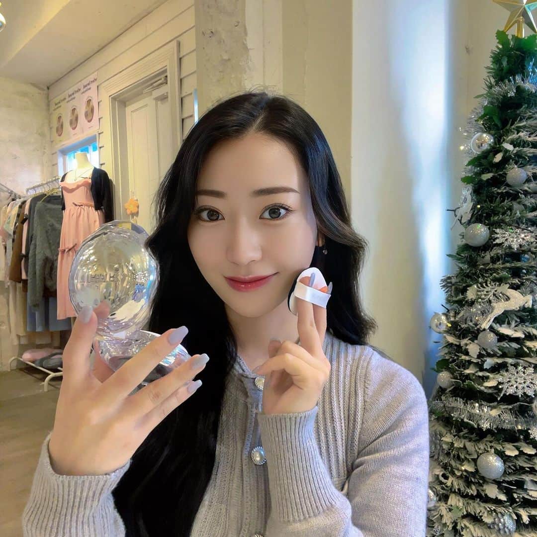 山木彩乃のインスタグラム：「💎 新作のTIR TIRのクッションファンデーションを 早めにゲットしたのでシェアさせていただきます🫶🏻  見た目から最高にかわいいデザイン!!!!  これからの季節の乾燥に潤いを与えてくれるファンデに なってて着け心地軽いのに潤ってた✨  愛用します⛄️♪  #PR #tirtir」