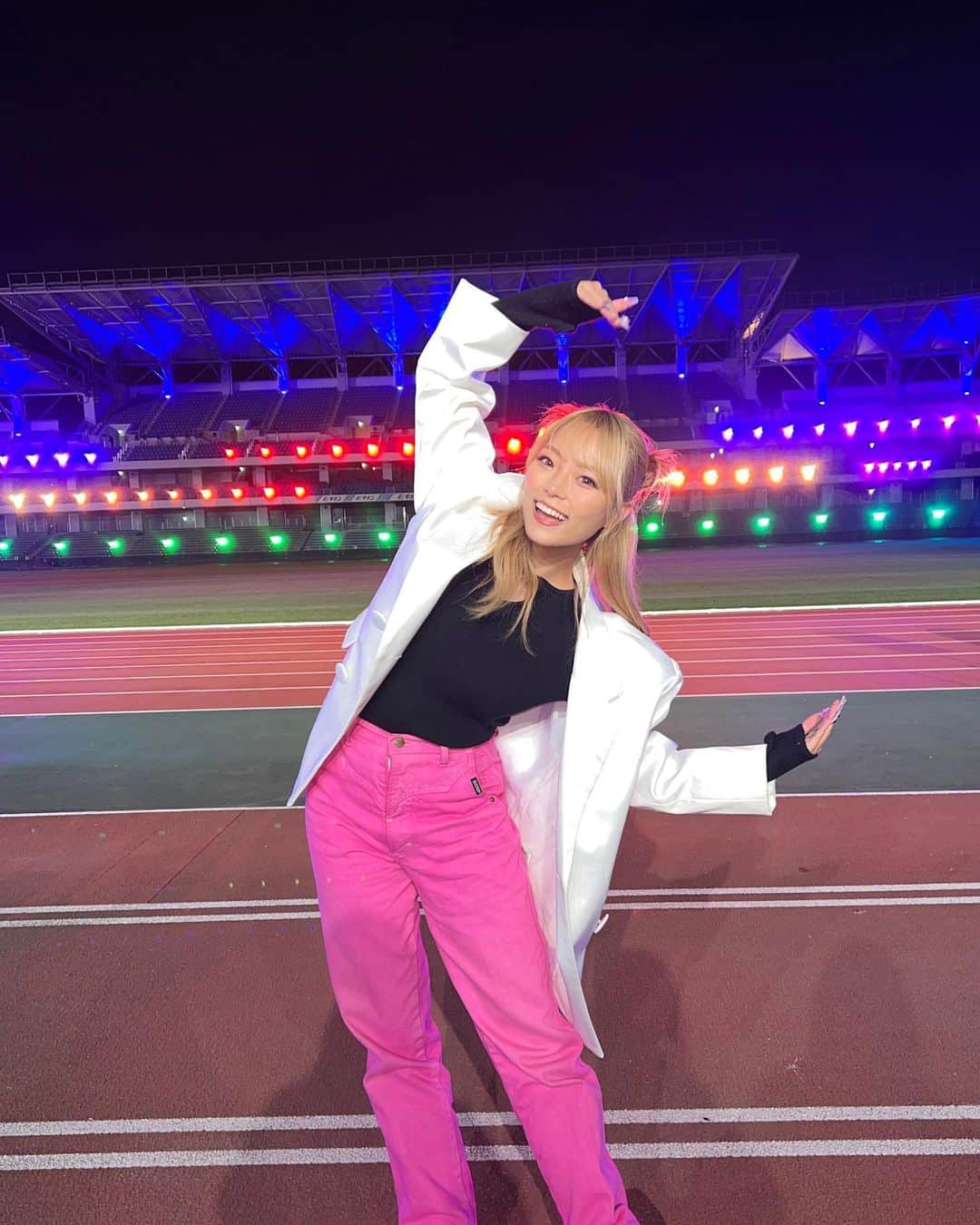 湯上響花さんのインスタグラム写真 - (湯上響花Instagram)「🏃✨ #MARCH対抗戦2023 どの大学も最高にアツい走りと応援でした❤️‍🔥 中央大学の応援リポーターができて光栄です😭✨ 会場のライティングの迫力がすごくて！！ 陸上とエンタメの親和性の高さに大興奮しました💖 箱根駅伝に向けて、うちは引き続き応援頑張るぞ❤️‍🔥 中央大学2位🥈おめでとうございます🥳🥳🥳」11月22日 21時58分 - fantique_