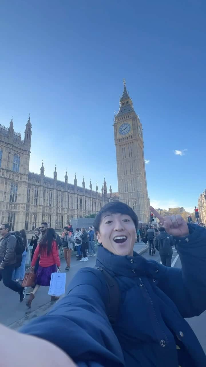 坂崎裕介のインスタグラム：「Memories World trip ~UK🇬🇧&SPAIN🇪🇸~  DREAM COME TURE!!! 🤩 Akhirnya bisa ke LONDON dan BARCELONAAAA!!!! Kota london sebersih kayak jepang!!! Dan vibes kota london udah Christmas ternyata🎄  1. Trafalgar square 2. Big ben 3. Buckingham Palace & Victoria Memorial 4. Sagrada Familia outside 5. Sagrada Familia inside 6. Camp Nou stadium」