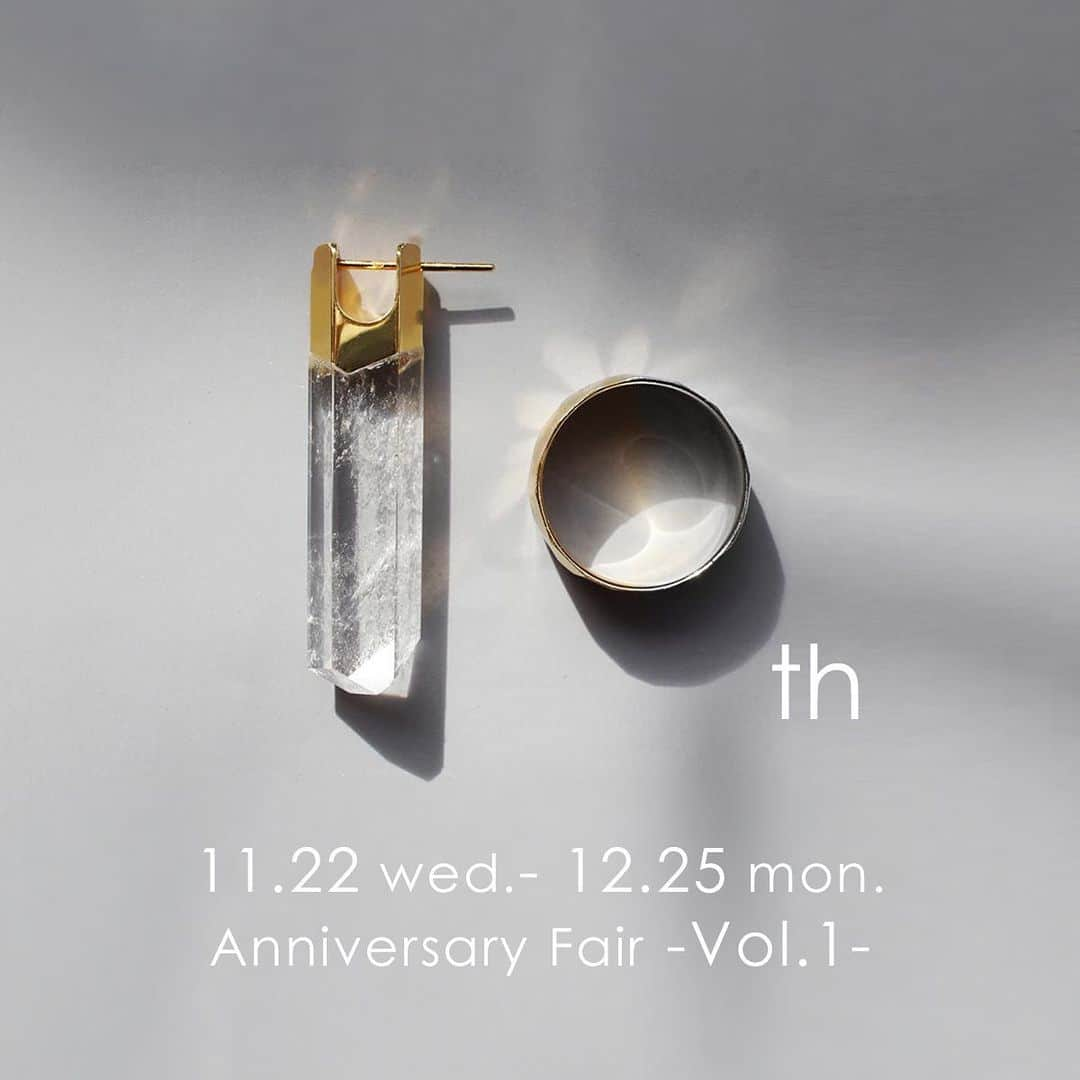 Shelby / Aki Hiroseのインスタグラム：「10th Anniversary Fair -Vol.1- 11.22 wed.- 12.25 mon.   期間中10周年を記念した新作のお披露目と共に、ご来店の皆様にささやかな Door prize をご用意してお待ちしております。   また「Shelby」表参道 flagship shop 及び、オンラインストアにて税込 3 万円以上お買上げの方に、10周年を記念しオリジナル コーヒー「Shelby Blend」をプレゼントいたします。  🎄10th Anniversary Fair -Vol.1- ・期間 11.22 wed.-12.25 sun.  ・場所「Shelby」表参道flagship shop ・CLOSE 火曜 と12.15 fri.-17 sun. ・「New Jewelry Tokyo」開催期間の12.1 fri.-12.3 sun. は営業時間が13:00-17:00となります。  💍New Jewelry Tokyo ・期間 12.1 fri.-12.3 sun. 11:00-20:00 ・場所 表参道 Spiral 1F   Shelby表参道shopとハシゴしていただいた方にプレゼントをご用意しております✨ また、期間中designer AKIはどちらかの会場におります。ぜひお声掛けください。  ￣￣￣￣￣￣￣￣￣￣￣￣￣￣￣￣￣￣￣￣￣￣ ー10th Anniversary EVENTー ◆NAGOYA ・日時 12.15 fri.-17 sun. 13:00-18:00 　※最終日12.17 sun.は17:00まで ・場所「CREMA GALLERY」 　名古屋市中区栄3-25-39 サカエサウススクエア3D 　 ￣￣￣￣￣￣￣￣￣￣￣￣￣￣￣￣￣￣￣￣￣￣ 《Shelby》 表参道flagship shop   OPEN 11:00-18:00   CLOSE火曜　    臨時休業 12.15 fri.-17 sun.  東京都港区南青山3-15-4   表参道駅 A4出口より徒歩5分   ✉️ info@shelby8.com   ￣￣￣￣￣￣￣￣￣￣￣￣￣￣￣￣￣￣￣￣￣￣  #shelby #shelbyjewelry #shelbyaki #シェルビー #10th_anniversary」