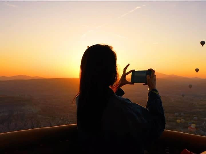 ジョー・チェン（Joe Chen）のインスタグラム：「💛🧡❤️🩵 土耳其🇹🇷vlog 來啦～ 來了第二次，終於坐到夢想中的熱氣球了🙌 看vlog 我才想起來，我坐熱氣球的證書呢？誰給我收走了⁉️它消失了ㄟ😀⋯ #joe 在旅行」