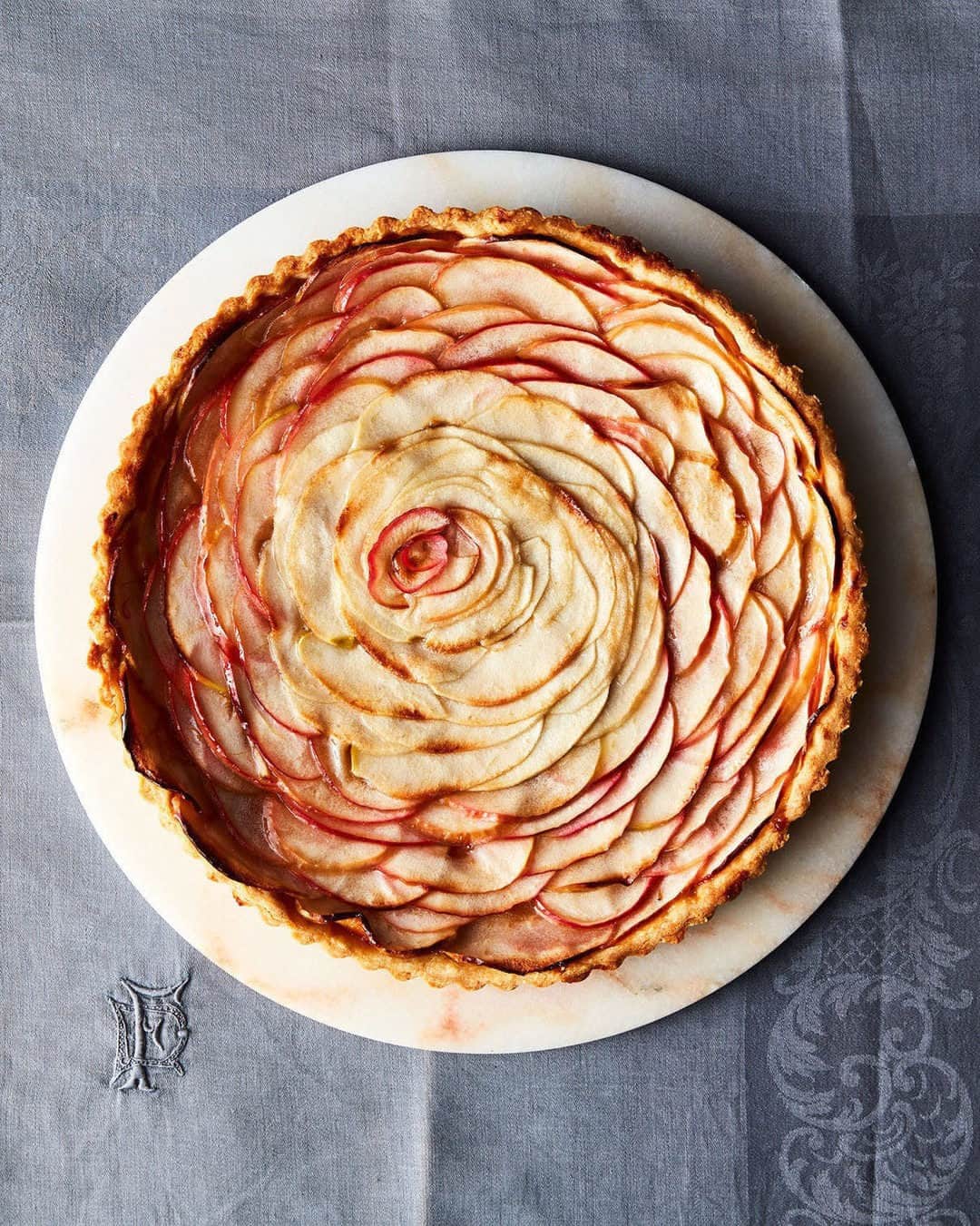 のインスタグラム：「Details do make a difference: In this apple rose tart, two apple varieties were chosen for flavor and color. Carefully arrange the slices in delicate, petal-inspired layers, and you'll make the prettiest pie on the Thanksgiving dessert table, guaranteed. Head to the link in our bio to see our collection of 42 pies and tarts that are sure to satisfy every sweet tooth this holiday. 📷: @christophertestani」