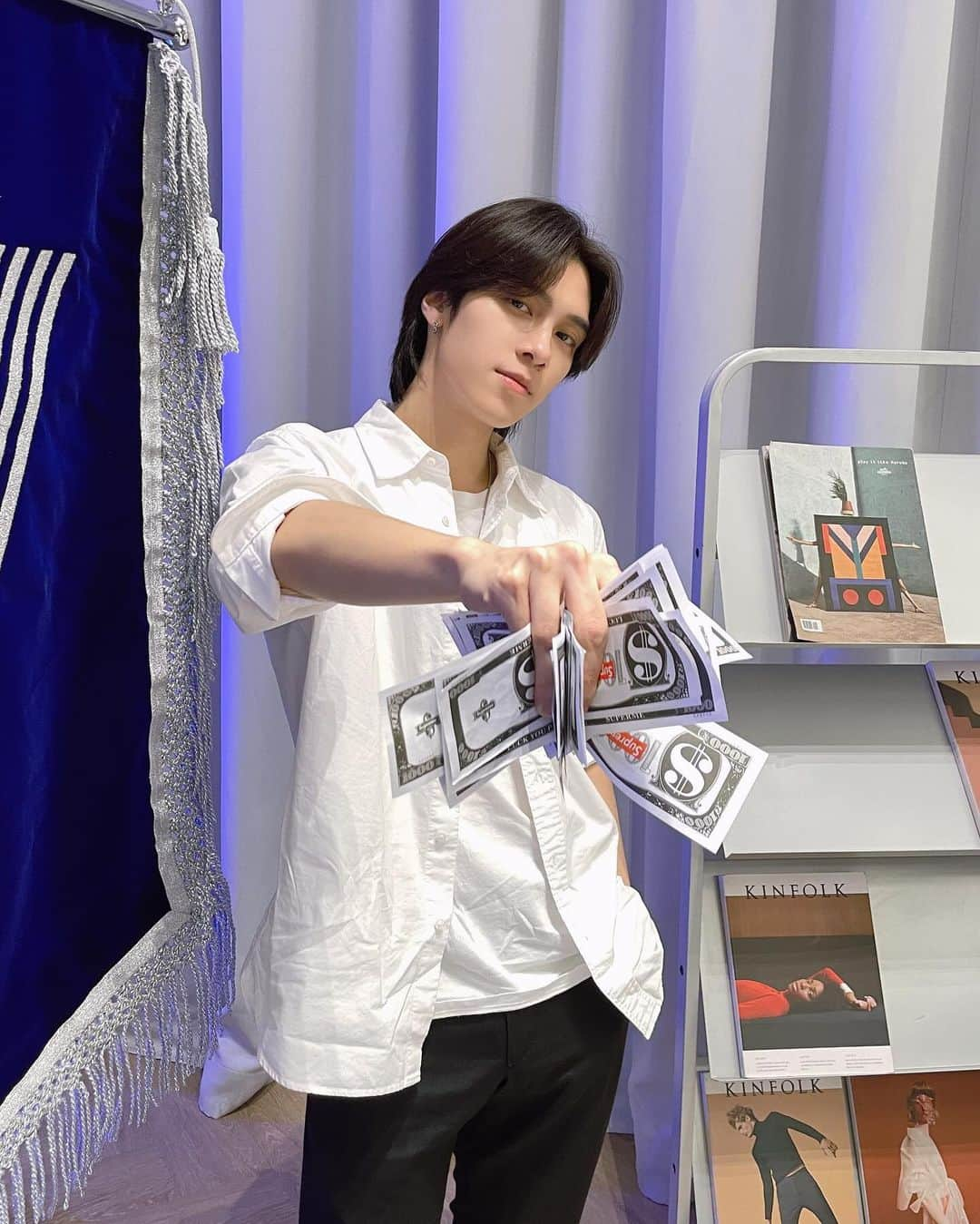 Way Vのインスタグラム：「🦄It's time to fix my money machine though💵  #HENDERY #黄冠亨 #헨드리  #YouthAwards_BestActor  #WayV #威神V  #OnMyYouth #遗憾效应 #WayV_OnMyYouth  #WayV_OnMyYouth_遗憾效应」