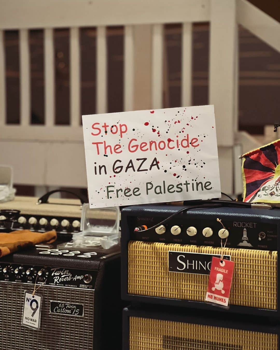 後藤正文さんのインスタグラム写真 - (後藤正文Instagram)「スペルを間違えていないかなと心配しつつ自作したプラカードと、今日のステージで使ったギターアンプ。もちろんもっと大きな願いと祈りを込めて作った。こんなことしかできない無力感があるけれど、せめて意思表示はしたい。  #freepalestine #freegaza #stopgenocide」11月22日 22時03分 - gotch_akg
