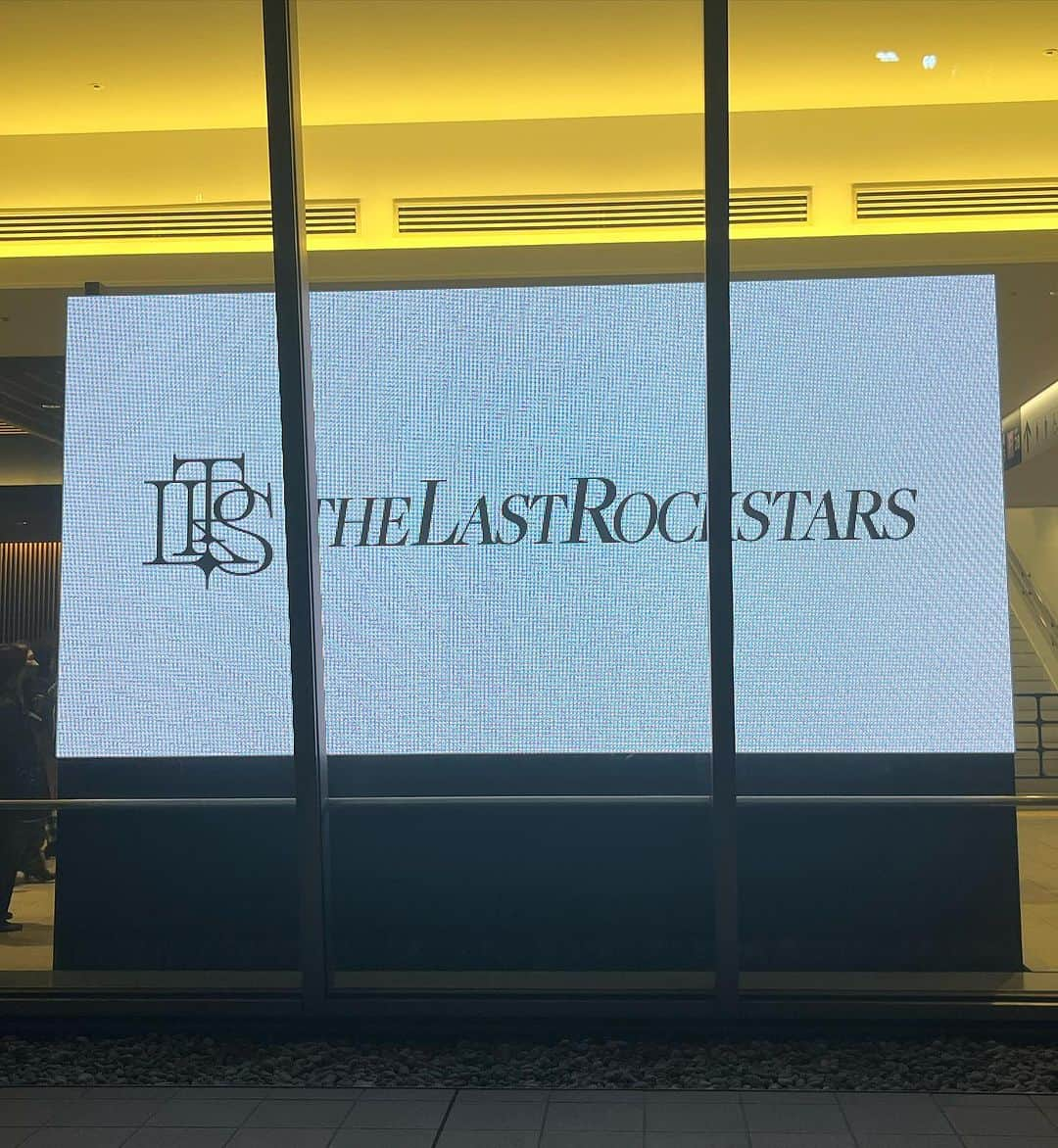 後藤楽々さんのインスタグラム写真 - (後藤楽々Instagram)「"The Last Rock Stars"   とんでもない経験をさせていただきました。  生まれて初めての衝撃で、この感情は残しておかねば！と📝  生まれて初めてロックというものに触れて、 だから、人を熱狂するのか、と納得しました。  魂と楽器が対峙すると、ものすごいエネルギーになって 台風のようになり、こちらが思わず、吹き飛ばされる！！と思うほどの、音楽から感じたことのない勢いがそこにはあって  4人全員が主役で、魂の赴くままにパフォーマンスする姿が 本当にかっこよく、羨ましかったです。  きっとファンの皆さんも魂を自由に解放している姿に羨望抱くのだろうなぁ、、と。本当に素晴らしかったです。  私も心の中くらいは、燃える魂を持って、それに突き動かされる人でありたいなぁと思えました。  本当に贅沢で貴重な体験。  感謝です😌  #thelastrockstars」11月22日 22時03分 - hahahalalala0723