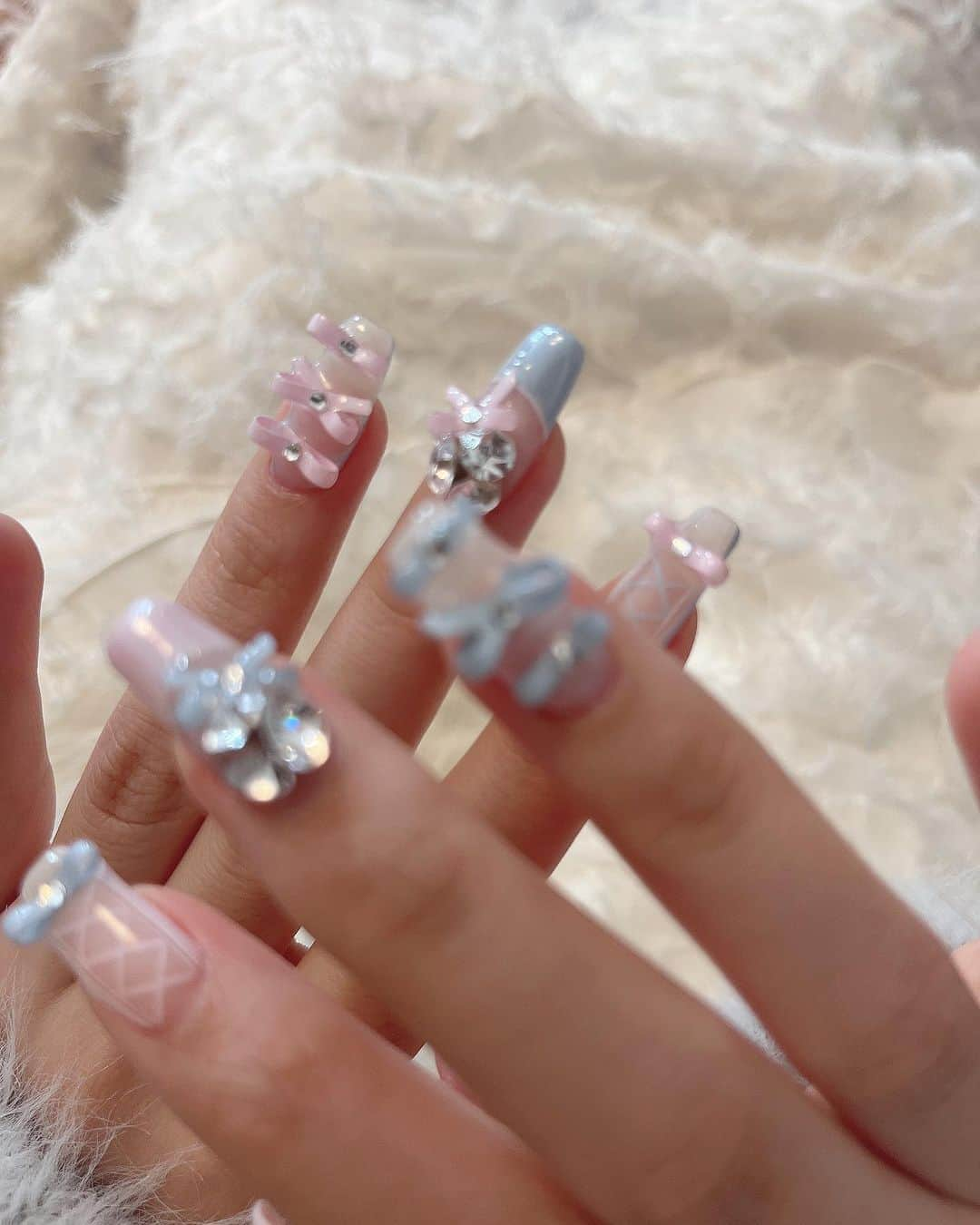 古澤里紗さんのインスタグラム写真 - (古澤里紗Instagram)「new nail💎🎀''  . . .  生誕ネイルです♩  めためたにフレンチガーリー ぴんくと水色でリボンつけましたよう  皆んなに褒められて嬉しい爪だった(⊃ᴗ ̫ ᴗ⊂)  次はもう決めてるのーーーっ  . . . #ネイル #ネイルデザイン  #リボンネイル  #ガーリーネイル #フレンチガーリー」11月22日 22時04分 - fuuuuu_ri