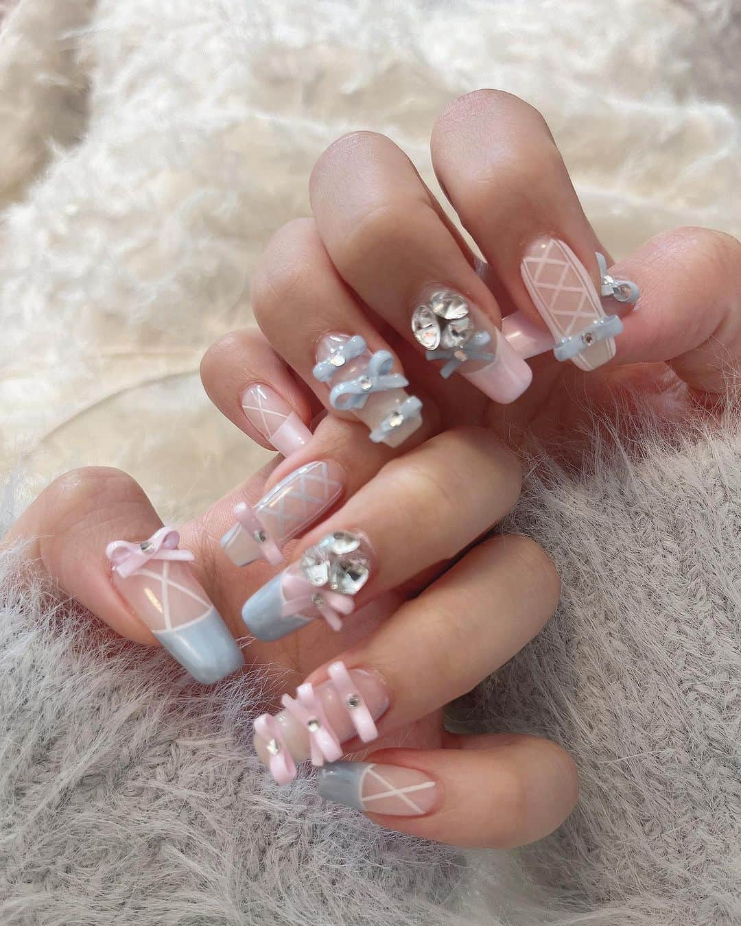 古澤里紗さんのインスタグラム写真 - (古澤里紗Instagram)「new nail💎🎀''  . . .  生誕ネイルです♩  めためたにフレンチガーリー ぴんくと水色でリボンつけましたよう  皆んなに褒められて嬉しい爪だった(⊃ᴗ ̫ ᴗ⊂)  次はもう決めてるのーーーっ  . . . #ネイル #ネイルデザイン  #リボンネイル  #ガーリーネイル #フレンチガーリー」11月22日 22時04分 - fuuuuu_ri