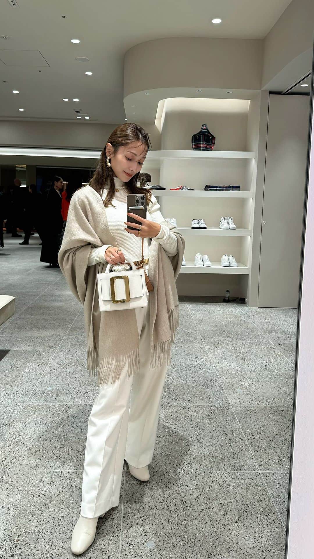 吉田理紗のインスタグラム：「．  久しぶりのインスタライブアーカイブ♡  寒がりならではの、 冬の温活について沢山お話しさせてもらいました🥰  超！お得情報はLIVEで詳しく話していますが お時間のない方はストーリーのハイライト「温活美容」をご覧くださいませ◎  HOT TAB、冬は特におすすめです。  @hottab_official #HOTTAB #ホットタブ #HOTTABSHOWER #重炭酸シャワー」