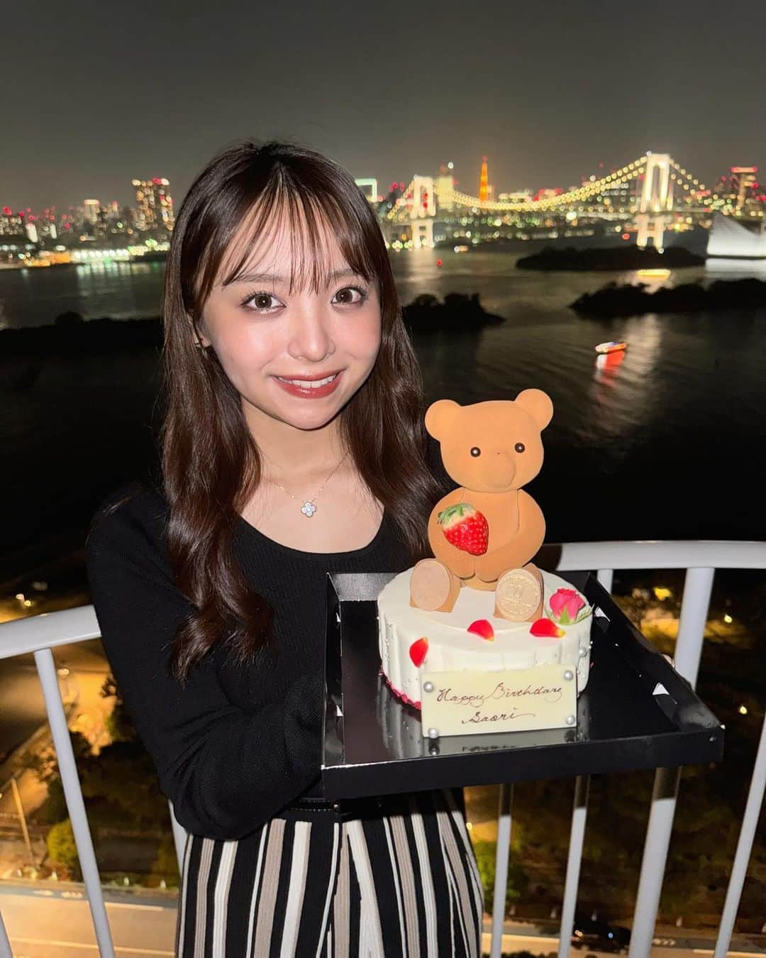 勝又彩央里さんのインスタグラム写真 - (勝又彩央里Instagram)「バースデーケーキ🧸🎂 可愛すぎるくまちゃん！( @louange_tokyo )  #ヒルトン #ヒルトン東京 #お台場 #東京タワー #夜景 #レインボーブリッジ #tokyo #night #景色 #誕生日 #誕生日ケーキ #ケーキ #louange #louangetokyo #birthday #hotel #ホテル #ホカンス #ラウンジ #ootd #コーデ #思い出 #instagood #instalike #tflers #nightview」11月22日 22時05分 - saorinoel