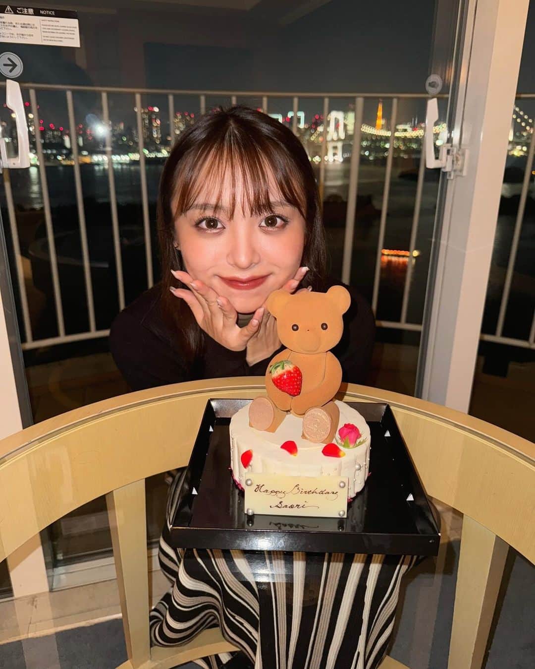 勝又彩央里さんのインスタグラム写真 - (勝又彩央里Instagram)「バースデーケーキ🧸🎂 可愛すぎるくまちゃん！( @louange_tokyo )  #ヒルトン #ヒルトン東京 #お台場 #東京タワー #夜景 #レインボーブリッジ #tokyo #night #景色 #誕生日 #誕生日ケーキ #ケーキ #louange #louangetokyo #birthday #hotel #ホテル #ホカンス #ラウンジ #ootd #コーデ #思い出 #instagood #instalike #tflers #nightview」11月22日 22時05分 - saorinoel