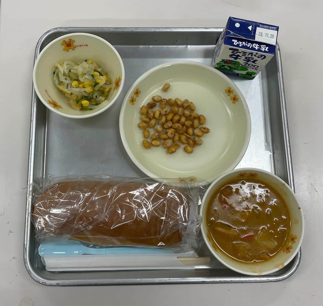 モリスさんのインスタグラム写真 - (モリスInstagram)「先日小学校でいただいたガチ給食 コッペパン、カレー、酢の物、揚げた豆、牛乳 とかなり攻めたメニュー  #給食」11月22日 22時07分 - surimooo
