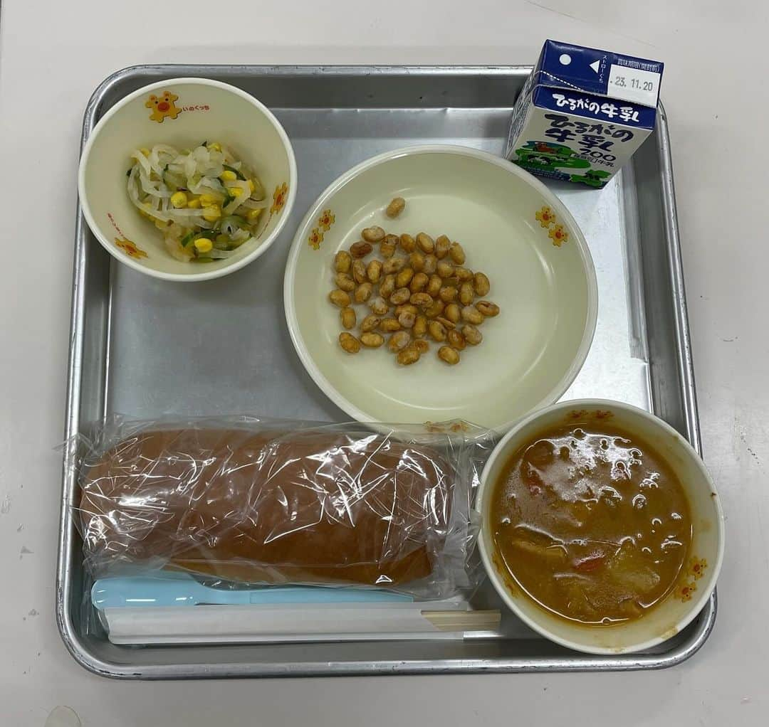 モリスのインスタグラム：「先日小学校でいただいたガチ給食 コッペパン、カレー、酢の物、揚げた豆、牛乳 とかなり攻めたメニュー  #給食」