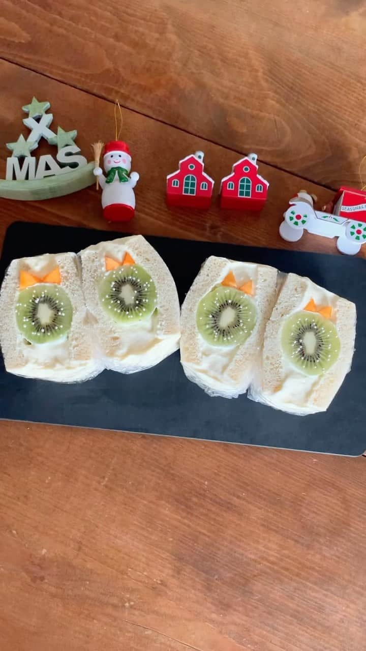 Ranのインスタグラム：「クリスマスリースのフルーツサンド🎄 難しくなく気軽に作れる！をテーマに♩ #sandwich #bread #fruitscake #sweets #christmas #xmas #フルーツサンド #クリスマスリース #サンドイッチ #リース」