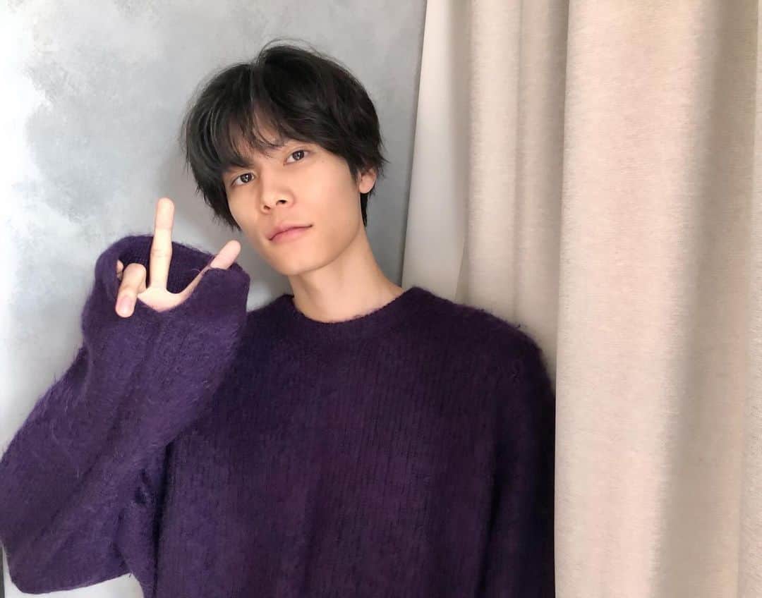 ジュノン編集部のインスタグラム：「萩原利久くんオフショットです✨  発売中のJUNON1月号で、萩原利久さんに、出演中のドラマ『たとえあなたを忘れても』に関するお話をうかがいました☺️  そして…色気たっぷり利久くんのピンナップもついてますので、ぜひお手に取ってみてくださいね！  #萩原利久 さん #たとえあなたを忘れても  #JUNON」