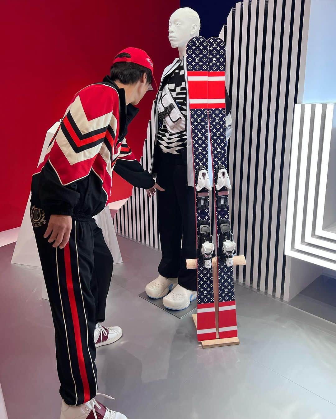 麻美のインスタグラム：「めちゃくちゃ可愛い😍 スキー🎿‼️ @louisvuitton  ． 娘がこれを履いたら 凄い似合う😍と大興奮なパパ😂 ． 盗まれるか❓誘拐されるから やめなさい🫷🫷🫷 と猛烈に反対しときました😂 ． ちなみに私が欲しい🤔💓 とねだってみたら💦 ． 来年の誕生日ね🎂って😳 ワシの誕生日🎂夏ですけど☹️☹️☹️ ． #windowshopping  #ski #louisvuitton」