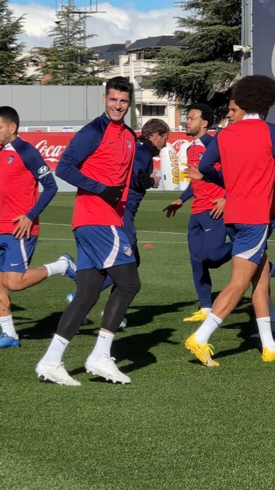 アトレティコ・マドリードのインスタグラム：「Siempre preparado para conjugar los verbos marcar y sonreír 🥰」