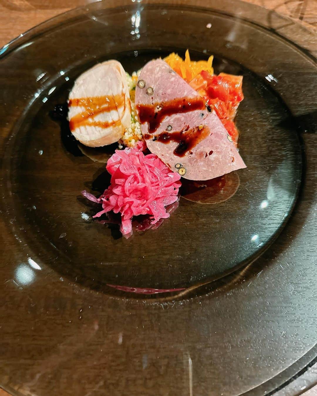 岩瀬玲のインスタグラム：「びっくりしたこのお店！ @brasserie_taille  美味しい上に フリードリンクでもワインの種類がたくさんあって選べるし 店員さんの接客が素晴らしくて ほんと驚いた  また絶対行きたい！ 一緒に行く人ゆる募です😍😍😍  #恵比寿」