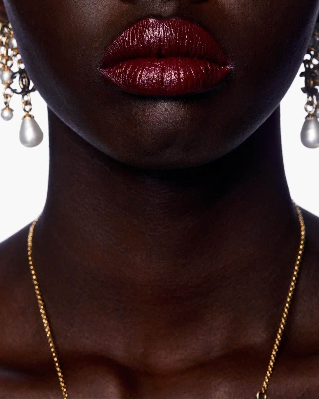 シャネルさんのインスタグラム写真 - (シャネルInstagram)「New 31 LE ROUGE.  The House's most exclusive lipstick, inspired by a legendary address: 31 rue Cambon, the birthplace of CHANEL creation. 12 intense, long-lasting shades, as well as skincare benefits for firmer, smoother, better moisturized lips.   Models are wearing the shades: Rouge Croisière Rouge 2.55 Rouge Byzantin  #31LeRouge #CHANELMakeup #CHANELBeauty」11月22日 22時10分 - chanelofficial