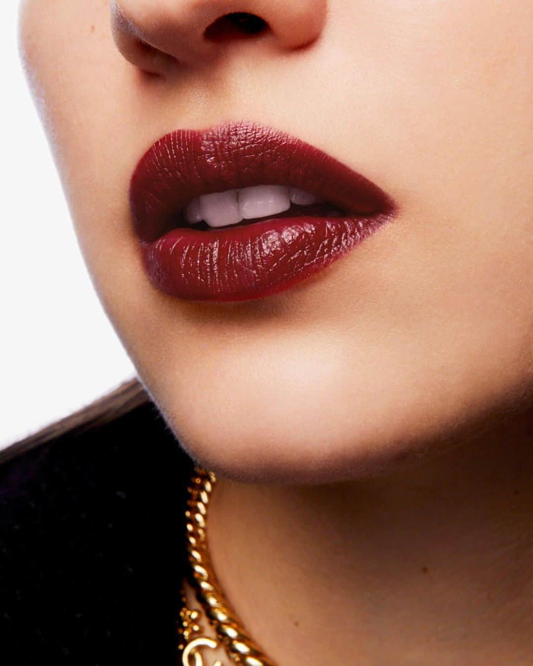 シャネルさんのインスタグラム写真 - (シャネルInstagram)「New 31 LE ROUGE.  The House's most exclusive lipstick, inspired by a legendary address: 31 rue Cambon, the birthplace of CHANEL creation. 12 intense, long-lasting shades, as well as skincare benefits for firmer, smoother, better moisturized lips.   Models are wearing the shades: Rouge Croisière Rouge 2.55 Rouge Byzantin  #31LeRouge #CHANELMakeup #CHANELBeauty」11月22日 22時10分 - chanelofficial