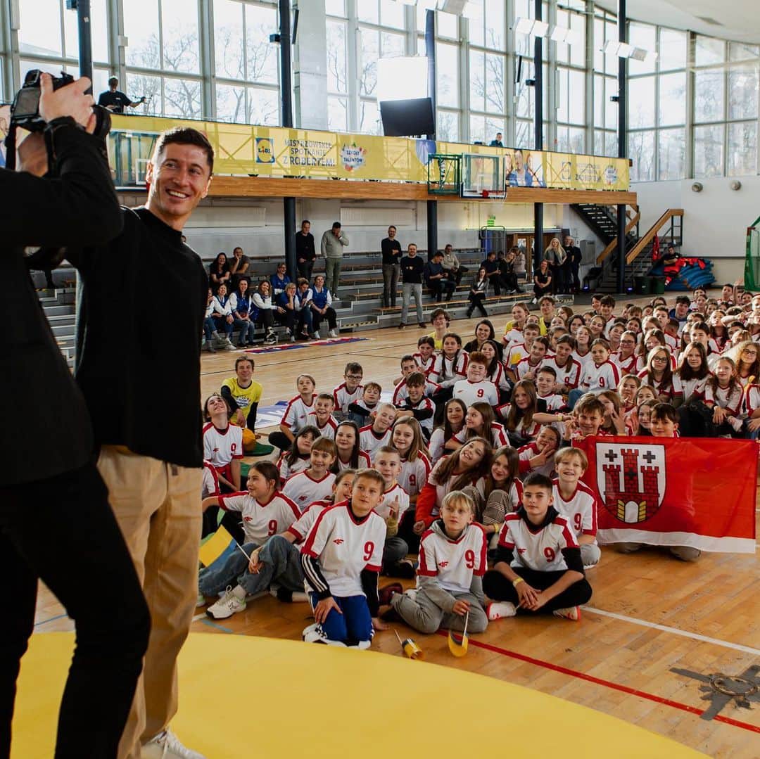 ロベルト・レヴァンドフスキのインスタグラム：「Coż to było za spotkanie! Szkoły Pełne Talentów @lidlpolska  To dzięki tej akcji razem spełniamy marzenia polskich uczniów oraz pomagamy im rozwinąć ich talenty! Trzymam za was kciuki– wierzę, że zdobędziecie to, o czym marzycie 💪🏻   @lidlpolska  #szkolypelnetalentow #reklama」