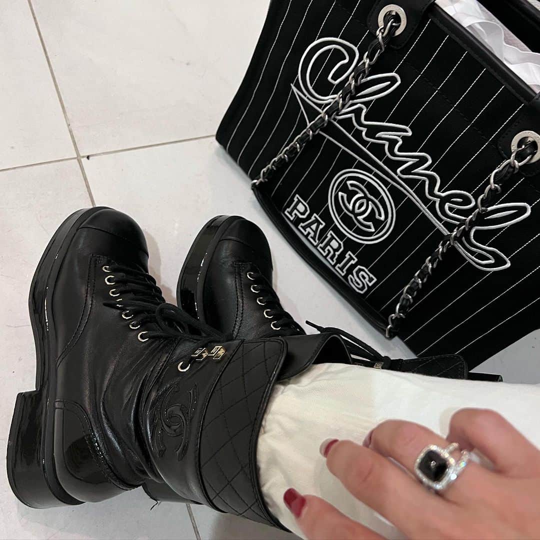 麻美のインスタグラム：「最近ブーツ多め👢 ． 死ぬまでピンヒール👠履くって 思ってたのに😅 ． 早くも挫折だわ〜💦 ． 歩きやすさを選んでしまう老婆👵 寒いと腰が痛いのよ🥹 ． #chanel #chanelbag  #chanelshoes」