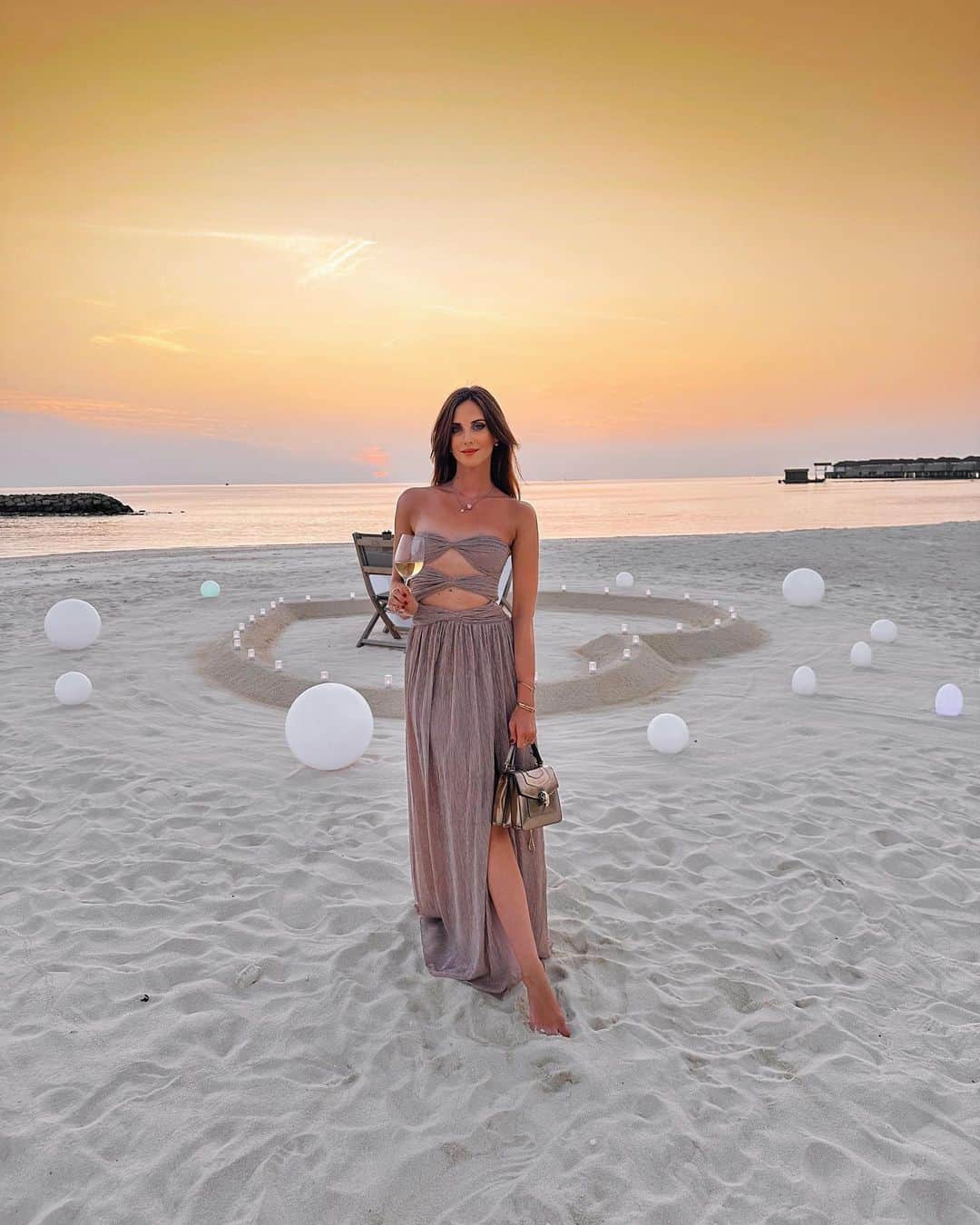バーボラ・コディトヴァのインスタグラム：「Our first week of honeymoon at @avanimaldives was so special 🥹 Thank you, the whole team, for making it so memorable for us 🫶🏻🥂  (PS: 3rd slide’s dress is @meshki))」