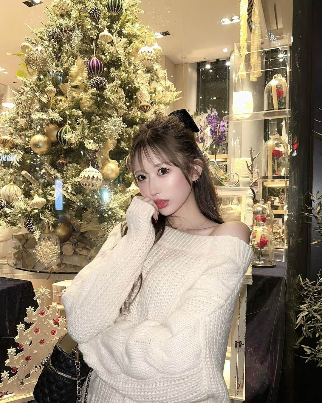 伊藤桃々のインスタグラム：「街並みがかわいくなる季節🎄❤️❤️ みんなクリスマスなにするの？私は予定ないです🎅❤️笑  今日から年に一度のBLACKFRIDAY 全品20%OFF みんないっぱいゲットしてください🐰 @cherimi_official」