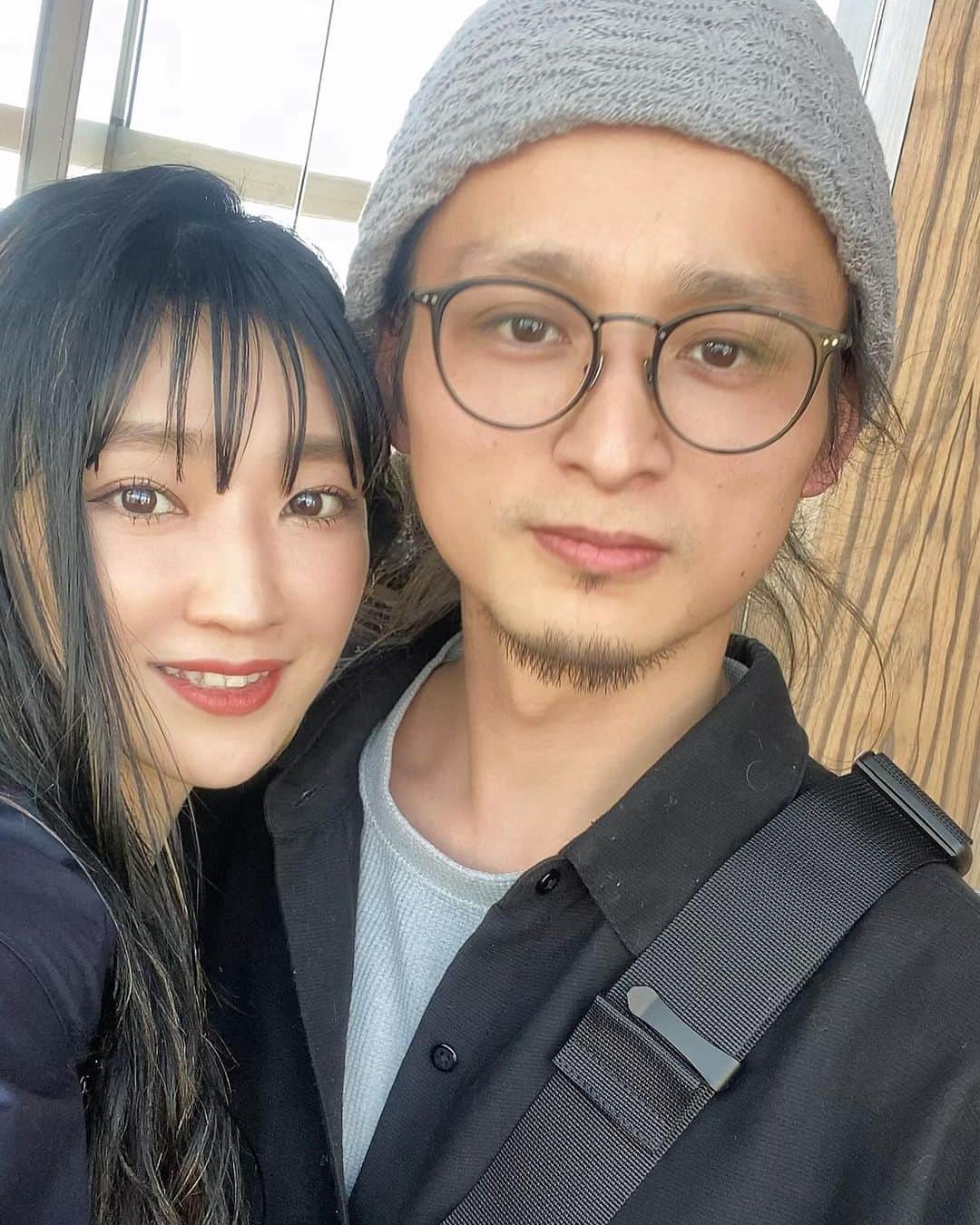 宮原幸恵のインスタグラム：「いい夫婦の日👩🏻👨🏻  ってことで 先日ばぁばにモチモチ見てもらってる間に １年ぶり？にデートした時の写真を🫶  エレベーター待ってる時に ツーショット隠し撮りしてたら 気付いてたみたいで さりげなくモデルポーズしてて笑った写真が 結構気に入ってる。笑 （３・４枚目）  あと相変わらず塩対応で 温度差の感じる６枚目の動画ね。笑笑  自分で言うのもアレだけど 私たちはいい夫婦だなと思う☺️  私は私たち夫婦の在り方が とても好きだし心地良い。  きりちゃんと夫婦になれて 人生を共に歩めること 心から幸せだなと思う😌  でも今ある幸せは当たり前でもないし 怠けていたら消えてしまうモノばかり。  幸せで居続けられるよう大切に大切に… 当たり前にならず感謝して 私自身が努力していかないとだなぁと。  この幸せな毎日を ずっと守りたいからね😌💓  これからも私たちらしく 私たちなりのいい夫婦でいたいな。  出会った頃と比べたら お互いなかなか 大人な顔立ちになってきたけど🤣 老いた姿も皺の数まで 愛し愛され生きていこうね🤣🤝  ちなみに最後の写真は １０年前のデートの時の写真です😂  若い！！！！！！笑笑」