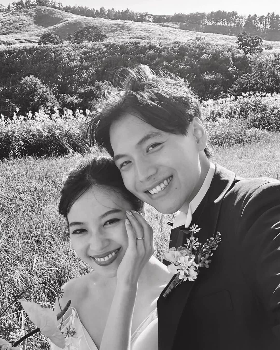 mizukiさんのインスタグラム写真 - (mizukiInstagram)「11.22 今日はいい夫婦の日🌼 結婚して初めて迎えたからお花を送ってみた☺️ 白いバラの花言葉は''心からの尊敬'' ㅤㅤㅤㅤㅤㅤㅤㅤㅤㅤㅤㅤㅤ いつもまっすぐで頑張り屋さんのスヨルに尊敬しかないので、その意味を込めて...🤭 これからももっといい夫婦になれるように過ごしていこうね。毎日大事にしてくれてありがとう。 兄弟のような、友達のような、恋人のようなそんなスヨルへ🤝🌼 ㅤㅤㅤㅤㅤㅤㅤㅤㅤㅤㅤㅤㅤ #日韓夫婦#いい夫婦の日#한일부부」11月22日 22時13分 - mizukidrop