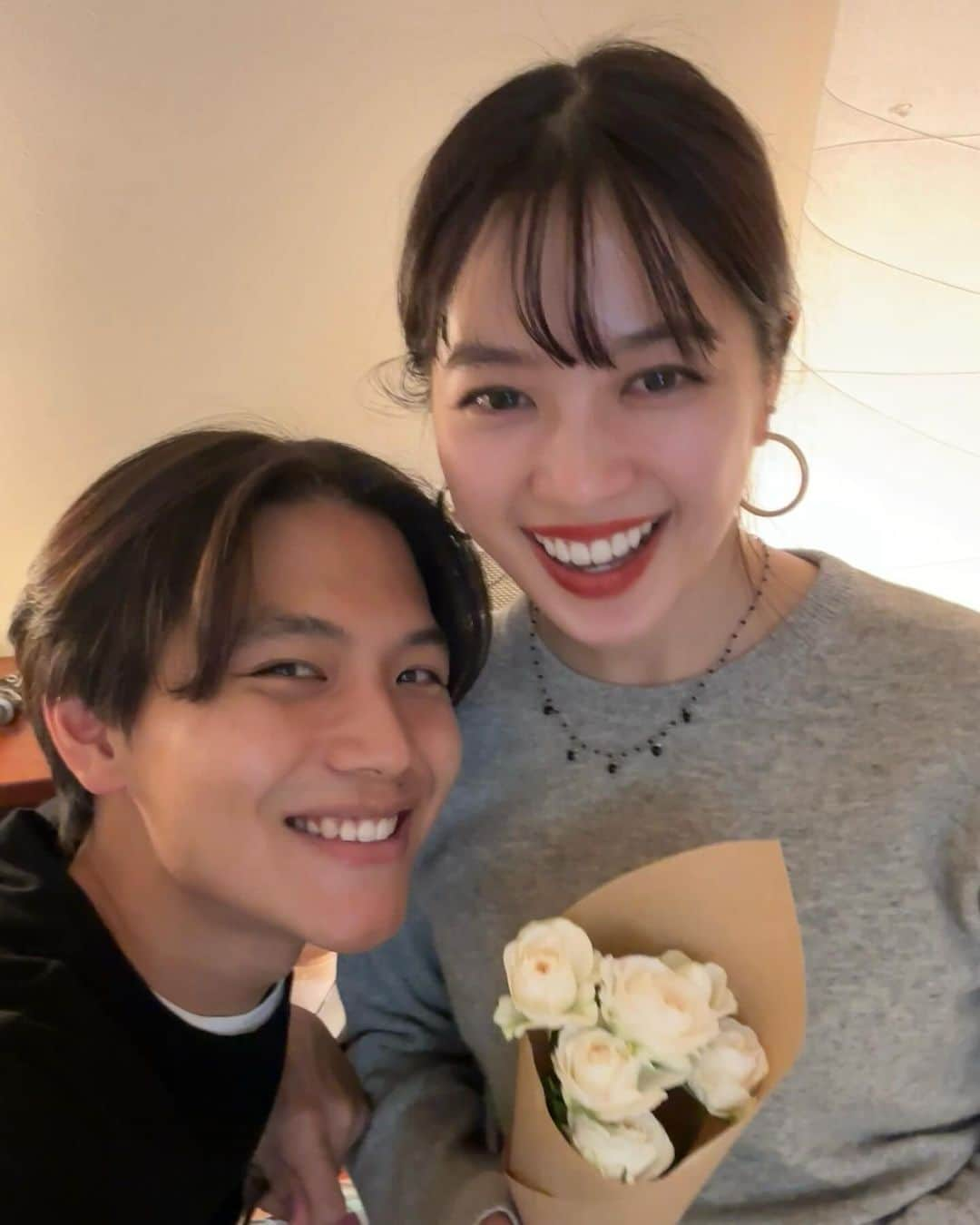 mizukiさんのインスタグラム写真 - (mizukiInstagram)「11.22 今日はいい夫婦の日🌼 結婚して初めて迎えたからお花を送ってみた☺️ 白いバラの花言葉は''心からの尊敬'' ㅤㅤㅤㅤㅤㅤㅤㅤㅤㅤㅤㅤㅤ いつもまっすぐで頑張り屋さんのスヨルに尊敬しかないので、その意味を込めて...🤭 これからももっといい夫婦になれるように過ごしていこうね。毎日大事にしてくれてありがとう。 兄弟のような、友達のような、恋人のようなそんなスヨルへ🤝🌼 ㅤㅤㅤㅤㅤㅤㅤㅤㅤㅤㅤㅤㅤ #日韓夫婦#いい夫婦の日#한일부부」11月22日 22時13分 - mizukidrop