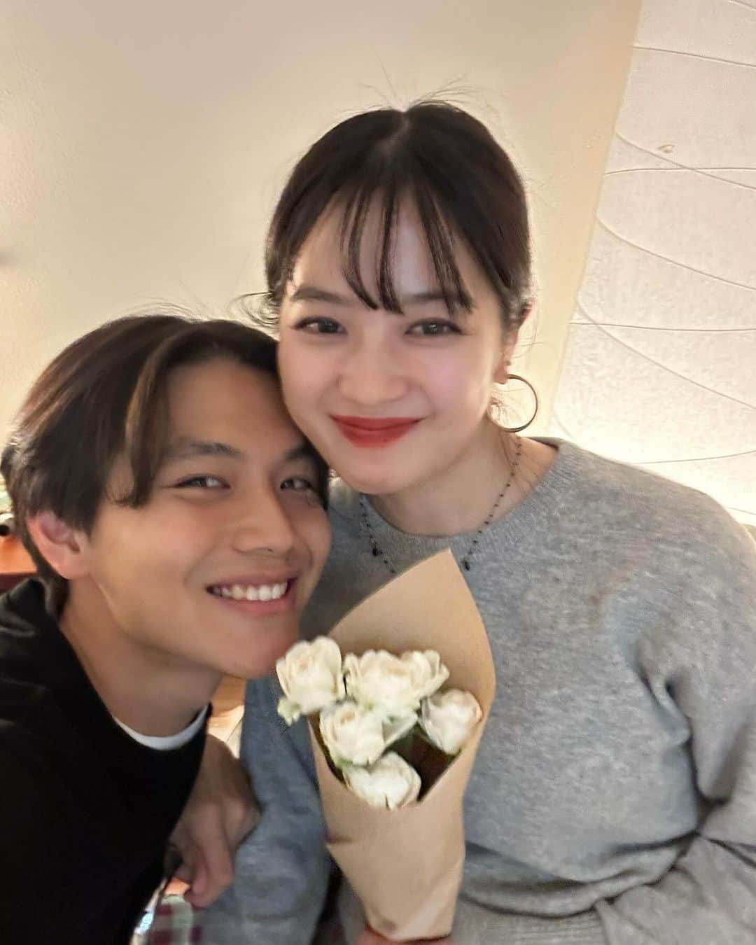 mizukiさんのインスタグラム写真 - (mizukiInstagram)「11.22 今日はいい夫婦の日🌼 結婚して初めて迎えたからお花を送ってみた☺️ 白いバラの花言葉は''心からの尊敬'' ㅤㅤㅤㅤㅤㅤㅤㅤㅤㅤㅤㅤㅤ いつもまっすぐで頑張り屋さんのスヨルに尊敬しかないので、その意味を込めて...🤭 これからももっといい夫婦になれるように過ごしていこうね。毎日大事にしてくれてありがとう。 兄弟のような、友達のような、恋人のようなそんなスヨルへ🤝🌼 ㅤㅤㅤㅤㅤㅤㅤㅤㅤㅤㅤㅤㅤ #日韓夫婦#いい夫婦の日#한일부부」11月22日 22時13分 - mizukidrop