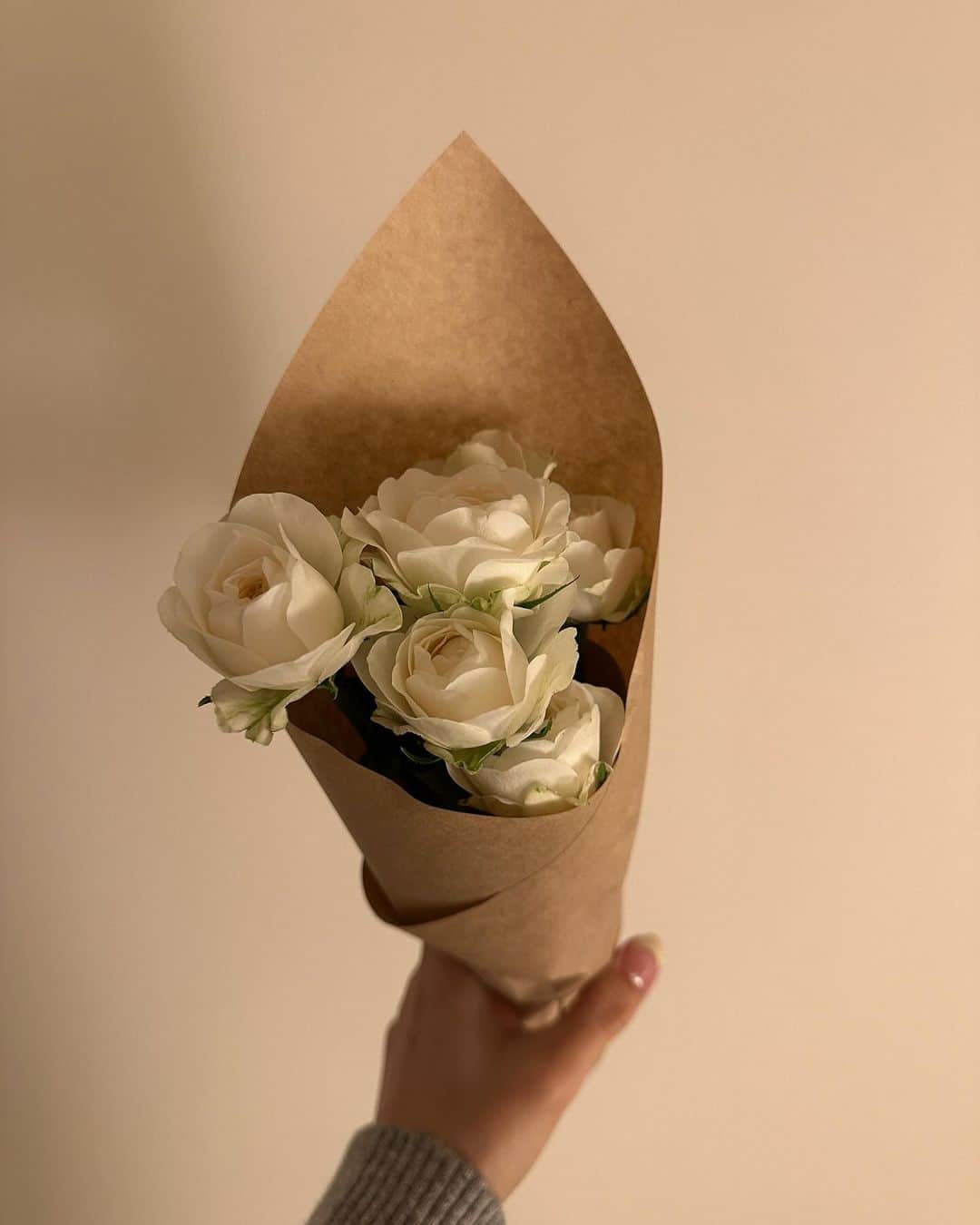mizukiさんのインスタグラム写真 - (mizukiInstagram)「11.22 今日はいい夫婦の日🌼 結婚して初めて迎えたからお花を送ってみた☺️ 白いバラの花言葉は''心からの尊敬'' ㅤㅤㅤㅤㅤㅤㅤㅤㅤㅤㅤㅤㅤ いつもまっすぐで頑張り屋さんのスヨルに尊敬しかないので、その意味を込めて...🤭 これからももっといい夫婦になれるように過ごしていこうね。毎日大事にしてくれてありがとう。 兄弟のような、友達のような、恋人のようなそんなスヨルへ🤝🌼 ㅤㅤㅤㅤㅤㅤㅤㅤㅤㅤㅤㅤㅤ #日韓夫婦#いい夫婦の日#한일부부」11月22日 22時13分 - mizukidrop