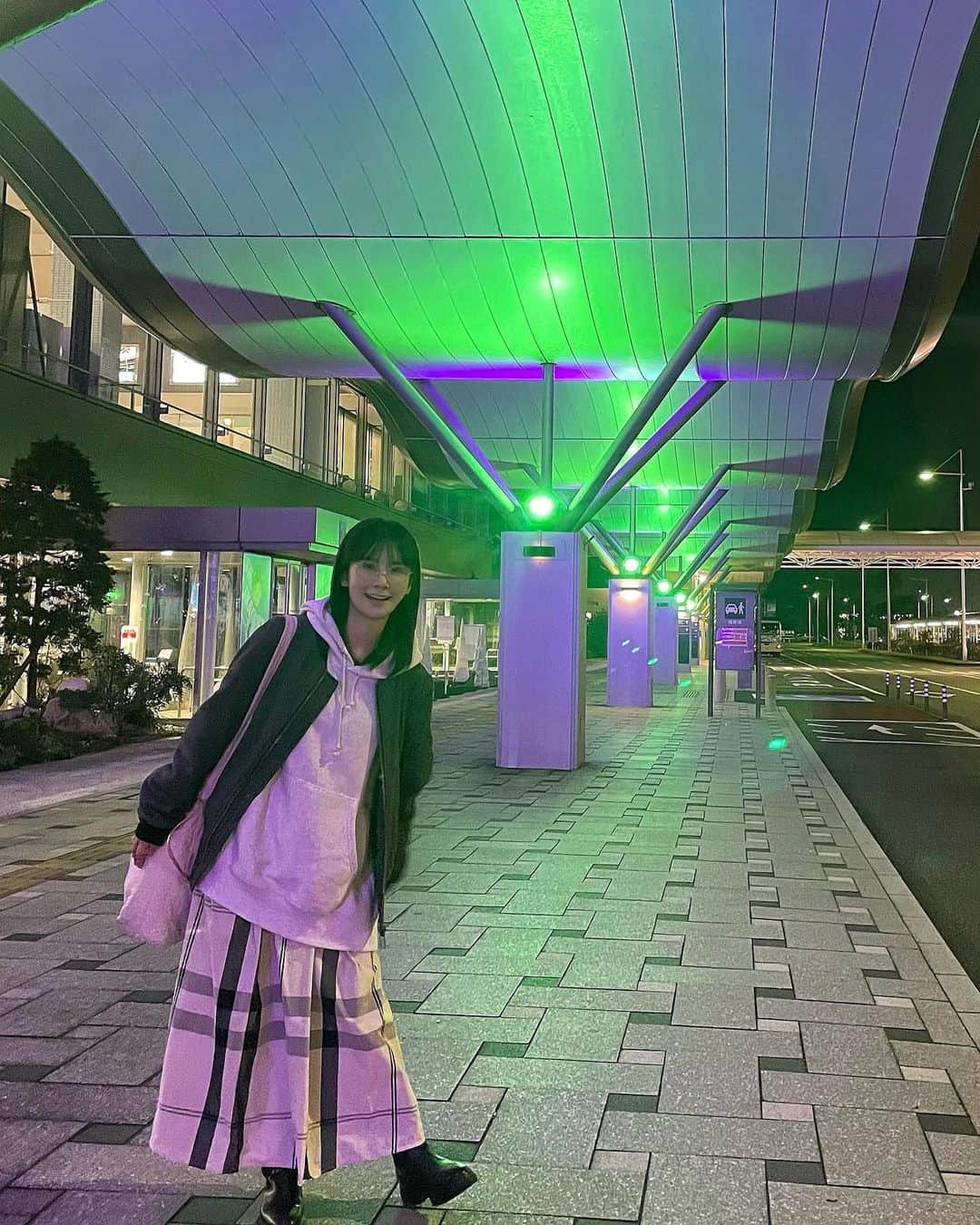 道重佐保のインスタグラム：「山口宇部エヴァンゲリオン空港💚💜  #ただいま #宇部市  #まちじゅうエヴァンゲリオン   #すっぴんまるだしですみません  ． 明日は総応援数100万突破記念の #山口つながり応援 感謝祭！です！🎉 ． ． ．  #portrait #japanesegirl #ig_japan #followme #日本的 #山口県出身 #聖地巡礼 #道重佐保 #michishigesaho」