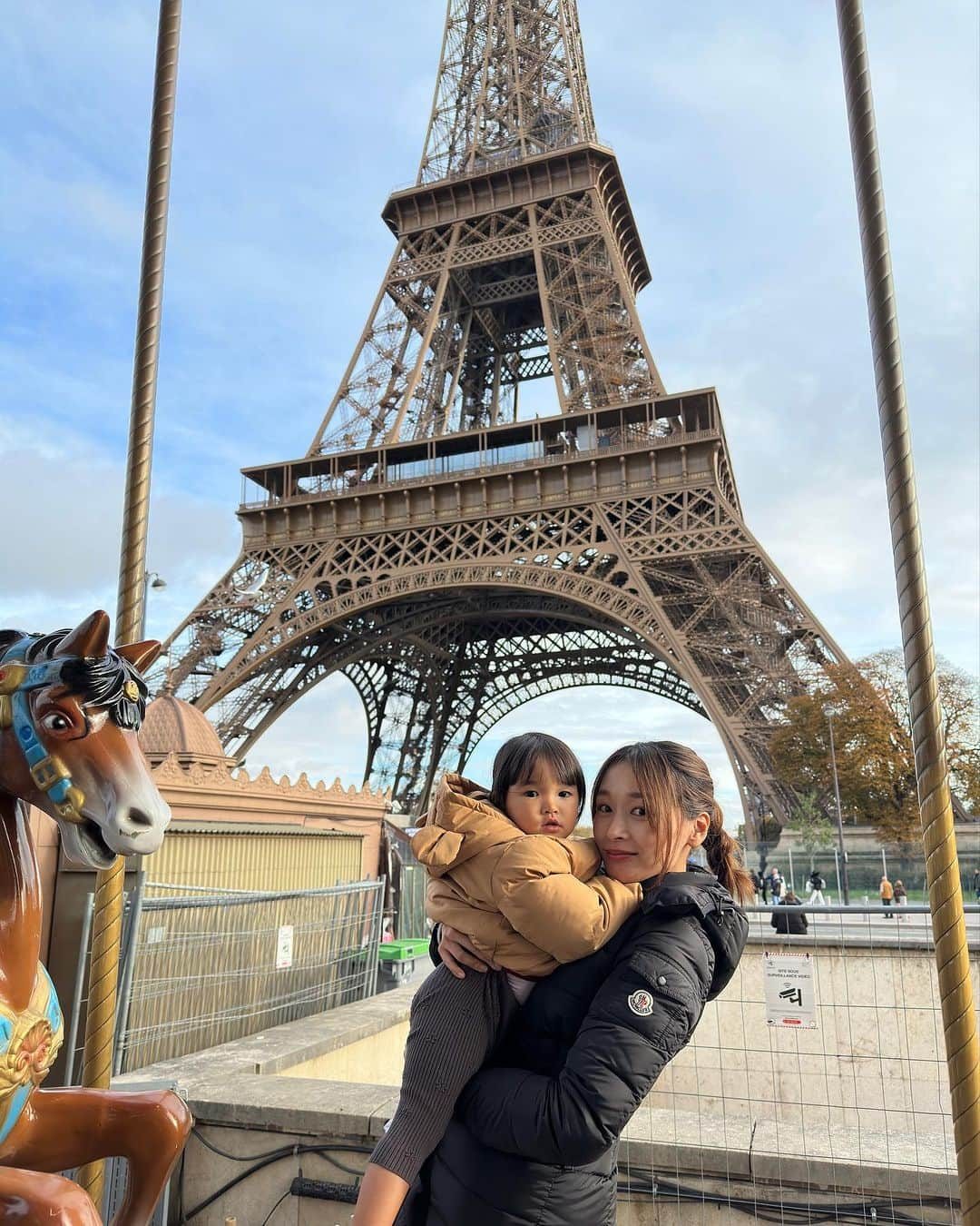 HISANAのインスタグラム：「お誕生日は👨🏻が憧れのParisへ連れてってくれました🥹✈️ 今朝無事マニラに帰ってきました🇵🇭  憧れを抱いてくる多くの日本人は思っていたパリと違うってParisシンドロームになるよと言われたんだけど、マニラ生活で鍛えられたからかホームレスや物乞いや汚い道や便座のないトイレに動じなくなり笑笑 むしろ映画でずっと観ていた風景がリアルにそこにあって感激しっぱなしでした🥹✨  フランスの方たちは親日だなって思うほど日本語で話しかけてくれたり、みんな子ども大好きなのかすずちゃんにナイスにしてくれて😳💖 帰りの飛行機でも斜め前のマダムがずっとすずちゃんをかまってくれたり🥹 列車に乗る時もすぐ荷物を運ぼうと助けてくれたりみんな温かったです🥹 唯一塩対応だと感じたのはルーヴル美術館のトイレの受付のお姉さんとH&Mの店員さんぐらい笑笑  ホームレスもセーヌ川沿や空港が結構多かったかな🤔 スリとか治安の悪さは一切感じなかったです！  ダディさんほんまにありがとう👨🏻🫶  フォロワーさんから数名来年パリに行くからレビューしてほしいとDMいただいていたので、子連れによかったところなどまたまとめてアップさせてください🇫🇷💖  #2歳#2歳女の子#誕生日#パリ旅行#子連れパリ#子連れ海外#2yearsold#paris」