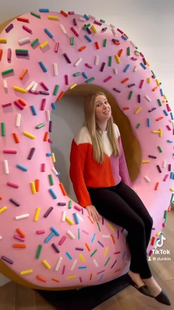 ダンキンドーナツのインスタグラム：「We work at Dunkin’, we’re gunna remind Rewards Members it’s free donut Wednesday」