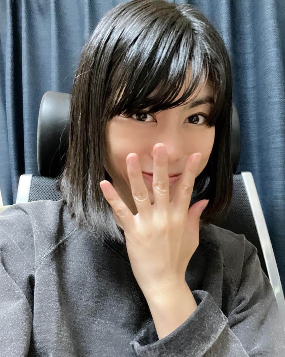 芳野友美のインスタグラム：「好物たちの贈り物をいただきました☆ 　 毎年ありがとうございます！ #山形のラフランス 🍐 立派すぎて眺めてるだけでも#贅沢な気分 を味わえます♪ 　 いつもありがとうございます！ 美味しそうな詰め合わせ♪ほんと手が止まらなくなって困るくらい好きな#蒲焼さん太郎 もどっさりです！ 　 あ～何から食べよう（笑） うはうは😍」