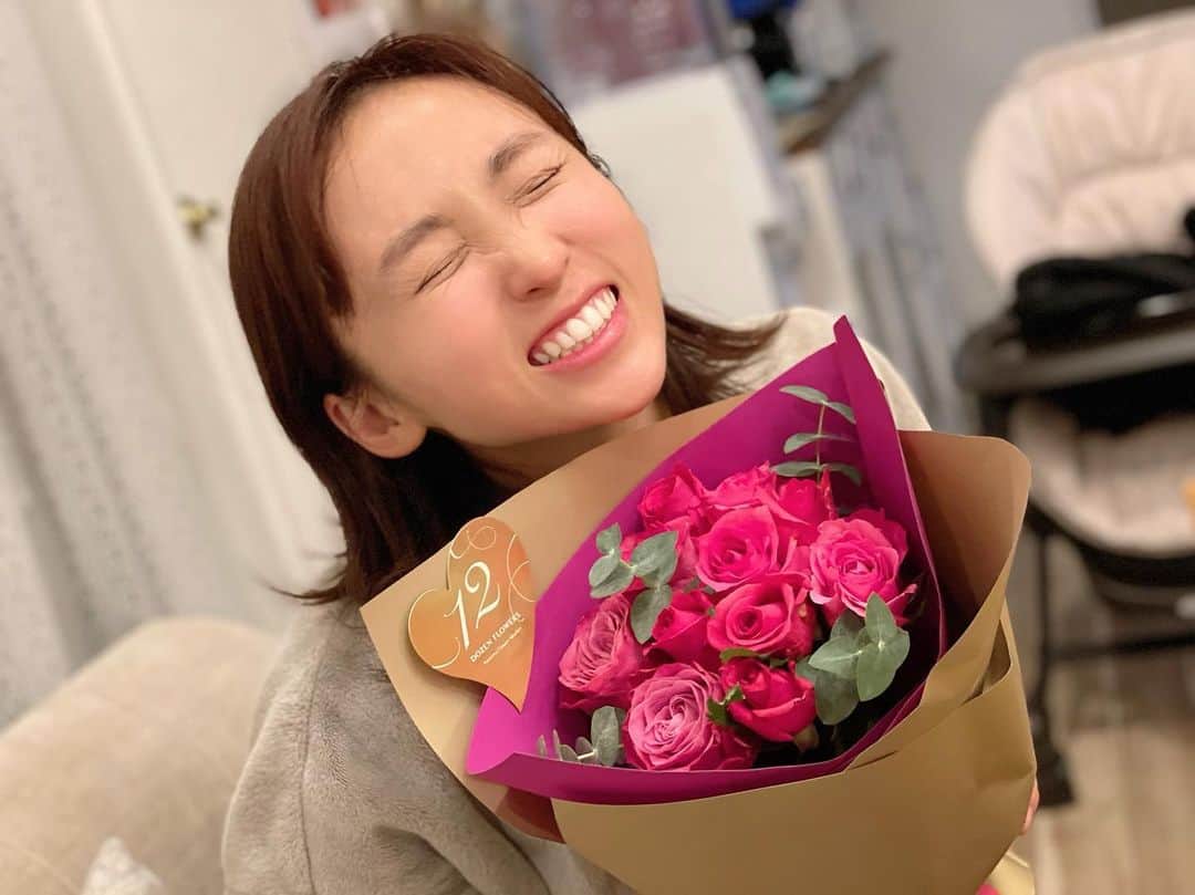 吉木りさのインスタグラム：「今日は結婚記念日♡⠀ ⠀ いつもありがとう〜🫶😘⠀ ⠀ 疲れ切ったすっぴんで待っててすみません😂⠀ ⠀ キッズ達寝てる隙にケーキ食べちゃお🍰」