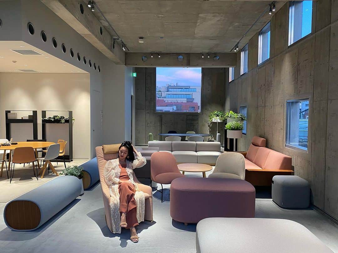 レイヤマダのインスタグラム：「180°LIVE🛋全席自由。キッチン、テーブル、ソファー、チェアー、お好きな家具にお座りください♡  11/23(祝)  by interiors(バイ インテリアズ)  〒107-0062 東京都港区南青山4-16-15 TEL 03-6712-5830  open 15:00 live start 16:00  レイヤマダ(vo) 大坂孝之介(p) Aflo(cho,g) EREKA(DJ)  entrance ¥4.000 小中高生¥1.000 未就学児¥0  こどもの入場もOKです👶👧  ※アルコール&ノンアルコールドリンクの販売はございますが、家具のことを考慮し透明なもの(白ワイン、ジン、ウォッカ、焼酎)に限らせていただきます。ご了承ください。  ※チケット代、ドリンク代のお支払いは現金かPayPayでお願いいたします。  @by_interiors.inc  @osaka_kounosuke  @aflo_san  @djereka   #青山 #byinteriors #ライブ #live #レイヤマダ」