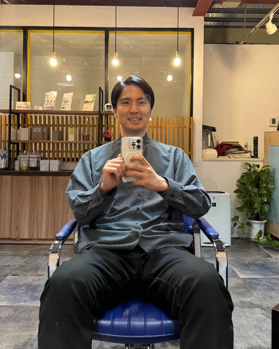 一平（Gパンパンダ）のインスタグラム：「久しぶりの髪切っぺー  今週末は素敵な収録があるということで、 バッチリ目指して、髪庵ゆかしさんへ！ ここ数年カットしてもらっているたくみにいさん。 @takumi_kanbayashi 桜新町には、髪を切りにうかがってます。  マジで信じられないくらい髪が伸びていた。マジかよ。 今回も、いい感じに似合った感じで！と言って、 いい感じに似合った感じにしてもらえた☺️  収録がんばるぞー！  #Gパンパンダ #髪庵ゆかし #桜新町 #美容院」
