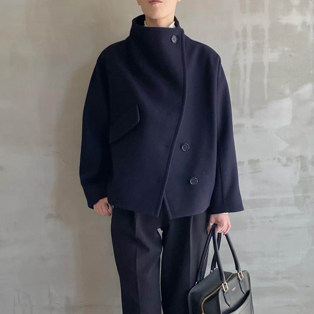 エリオポールのインスタグラム：「2023 Winter Collection  STAND COLLAR SHORT COAT  63.800yen / HÉLIOPÔLE   Ref: 23003086021HN Color: Navy. Black Size: 36. 38  下記店舗にてお電話での通販を承っております。  HELIOPOLE代官山店  03 3770 6438  HELIOPOLE 札幌店  011 209 5455  @heliopole_official #HELIOPOLE  #エリオポール」