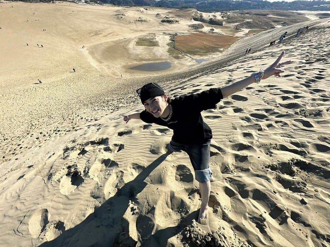 関哲汰のインスタグラム：「人生初鳥取砂丘☺︎ はしゃぎすぎて筋肉痛😇」