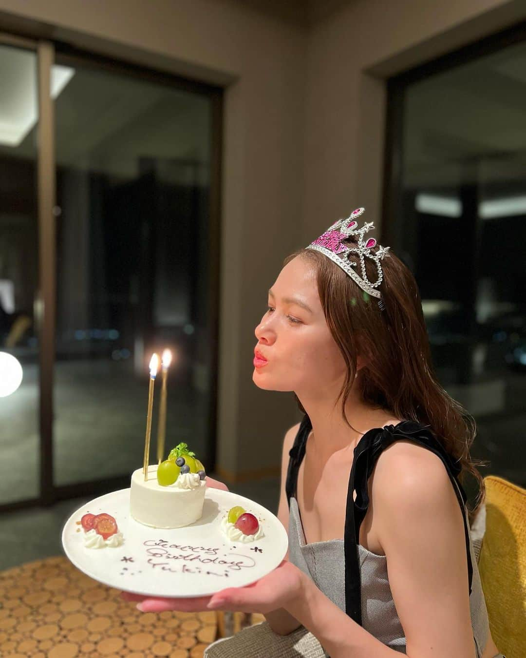 松井由貴美さんのインスタグラム写真 - (松井由貴美Instagram)「*  お誕生日おめでとう私👸💖笑 .  今年も無事に歳を重ねられた。 両親と、私と関わってくれている すべての人に感謝の日☺️🌈 .  朝からたくさんメッセージありがとう💐✨  昔から周りの人に甘えて ばかりだけど 少しづつ成長できるように 新しい歳も頑張ります🐰🤍 .  #mybirthday #ありがとうの日 #1122 #👸」11月22日 22時30分 - yukimi_1122