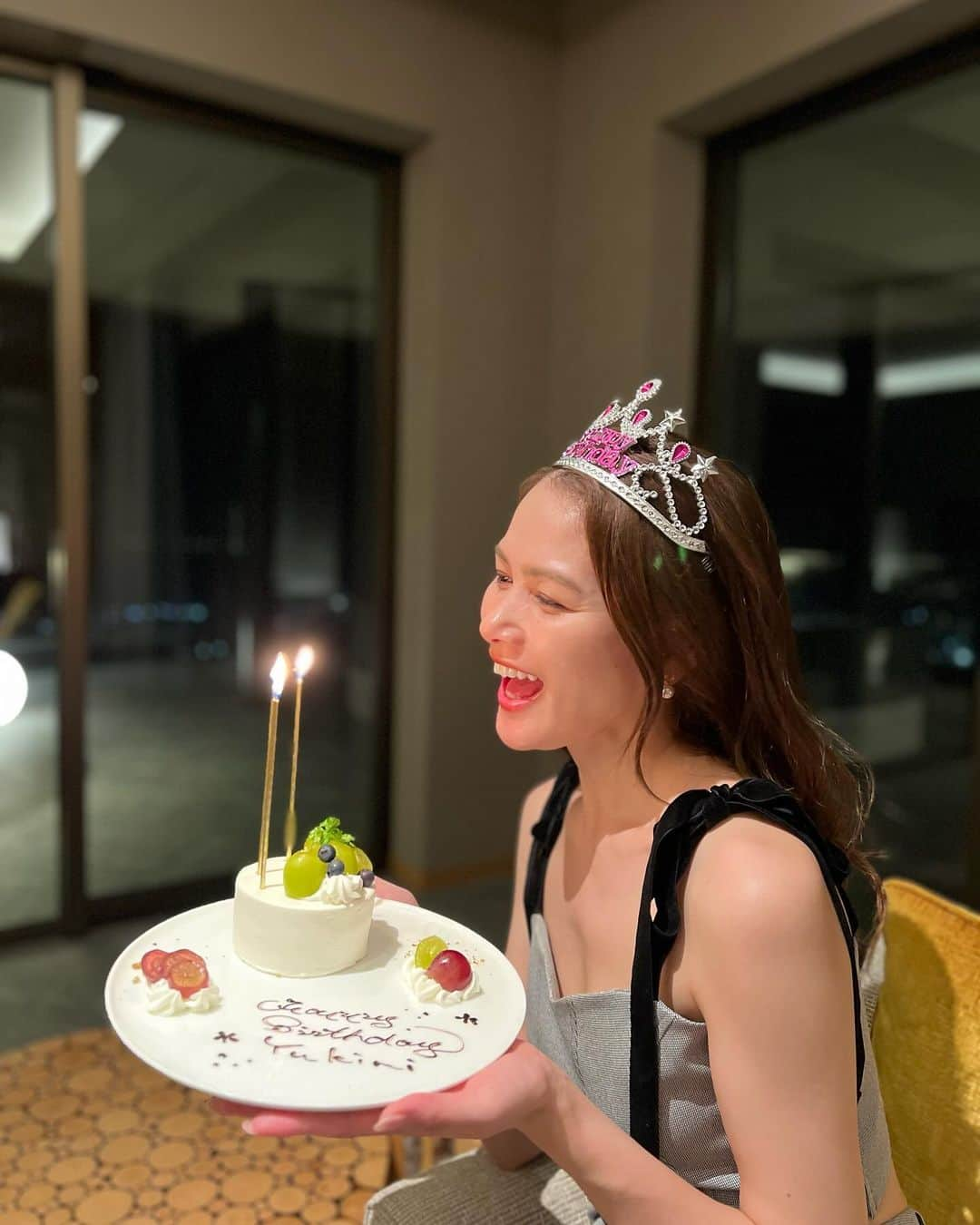 松井由貴美さんのインスタグラム写真 - (松井由貴美Instagram)「*  お誕生日おめでとう私👸💖笑 .  今年も無事に歳を重ねられた。 両親と、私と関わってくれている すべての人に感謝の日☺️🌈 .  朝からたくさんメッセージありがとう💐✨  昔から周りの人に甘えて ばかりだけど 少しづつ成長できるように 新しい歳も頑張ります🐰🤍 .  #mybirthday #ありがとうの日 #1122 #👸」11月22日 22時30分 - yukimi_1122